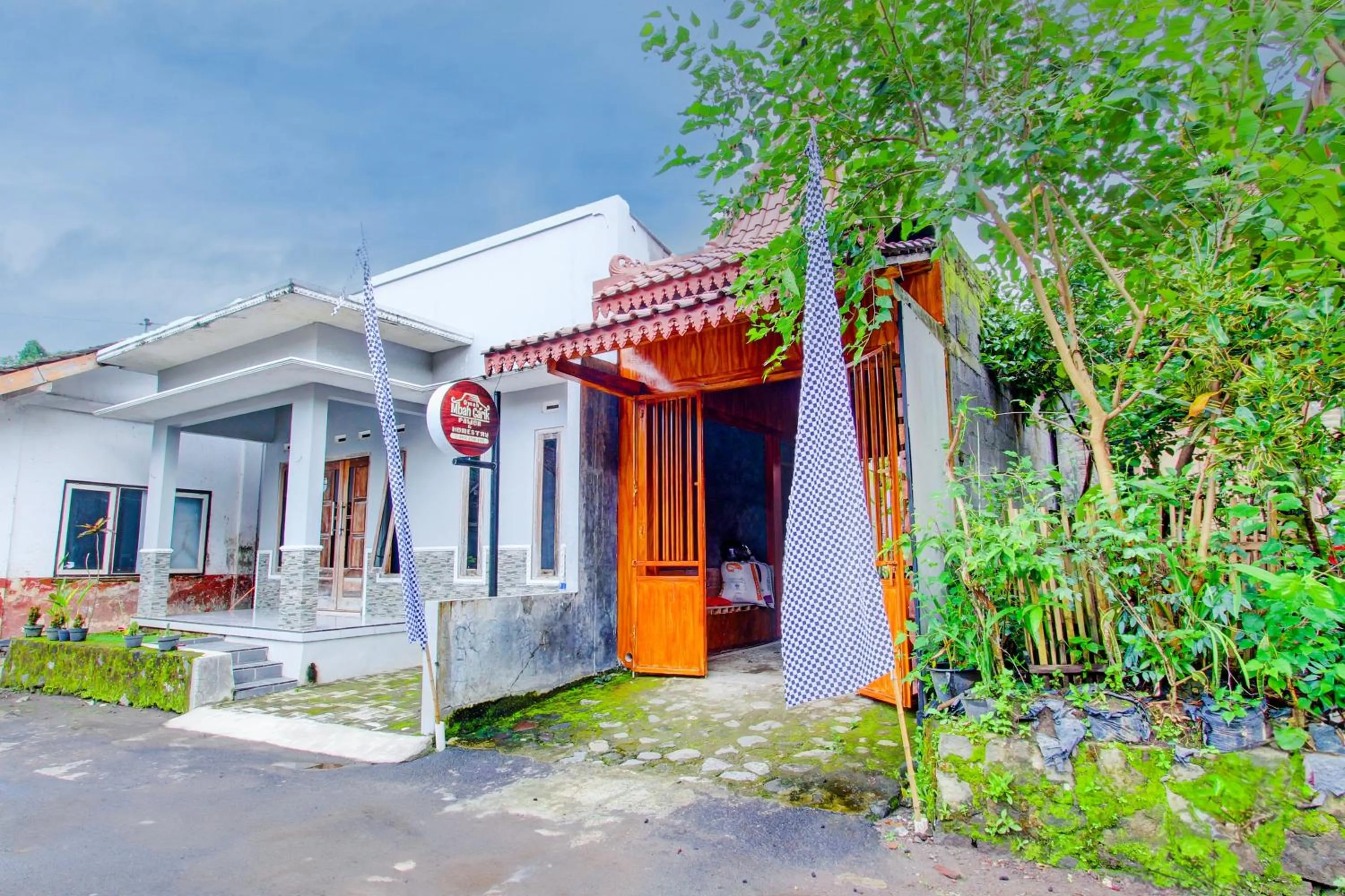 Facade/entrance in Hotel O Mbah Carik Homestay Syari'ah
