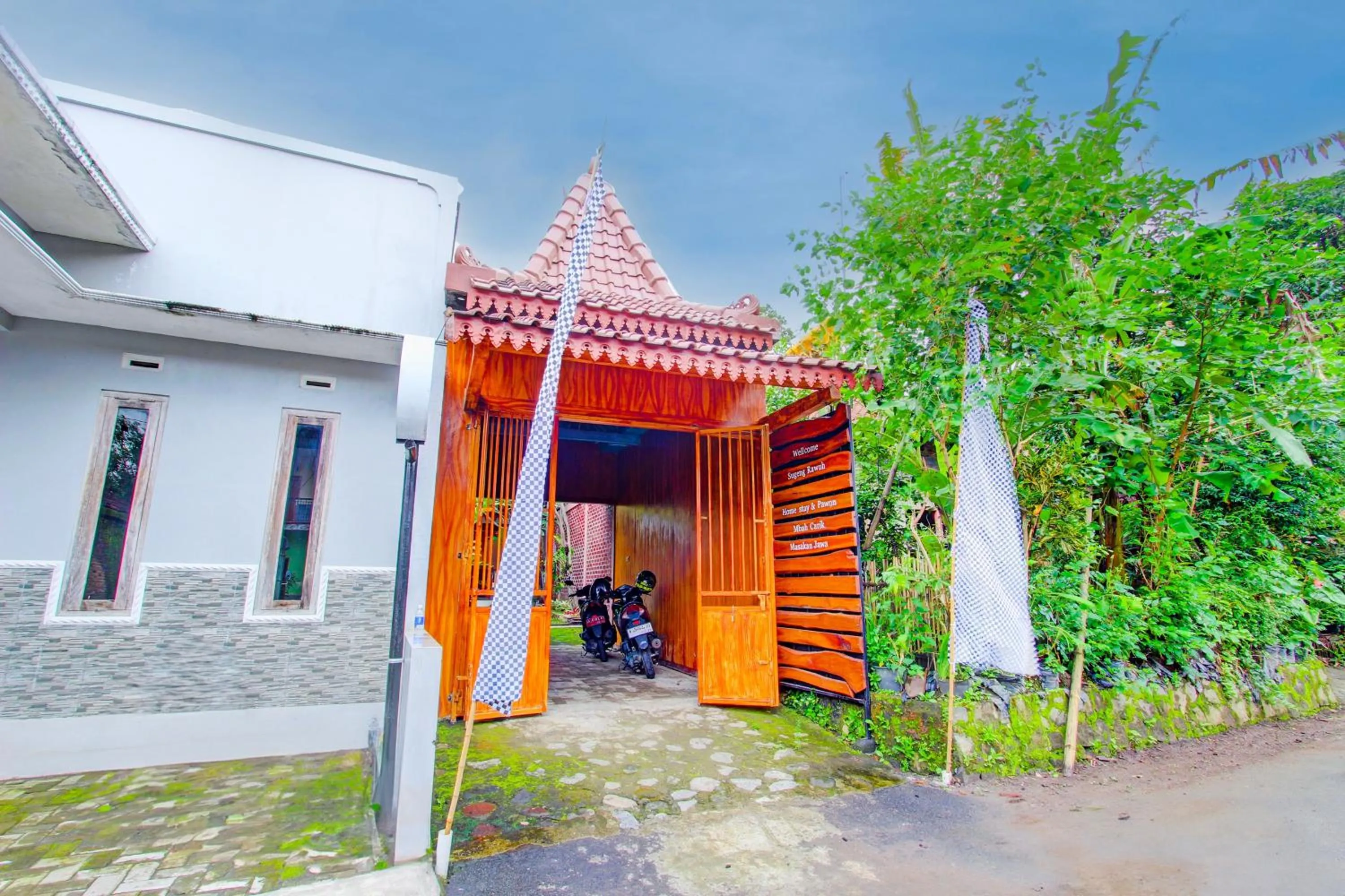 Facade/entrance in Hotel O Mbah Carik Homestay Syari'ah