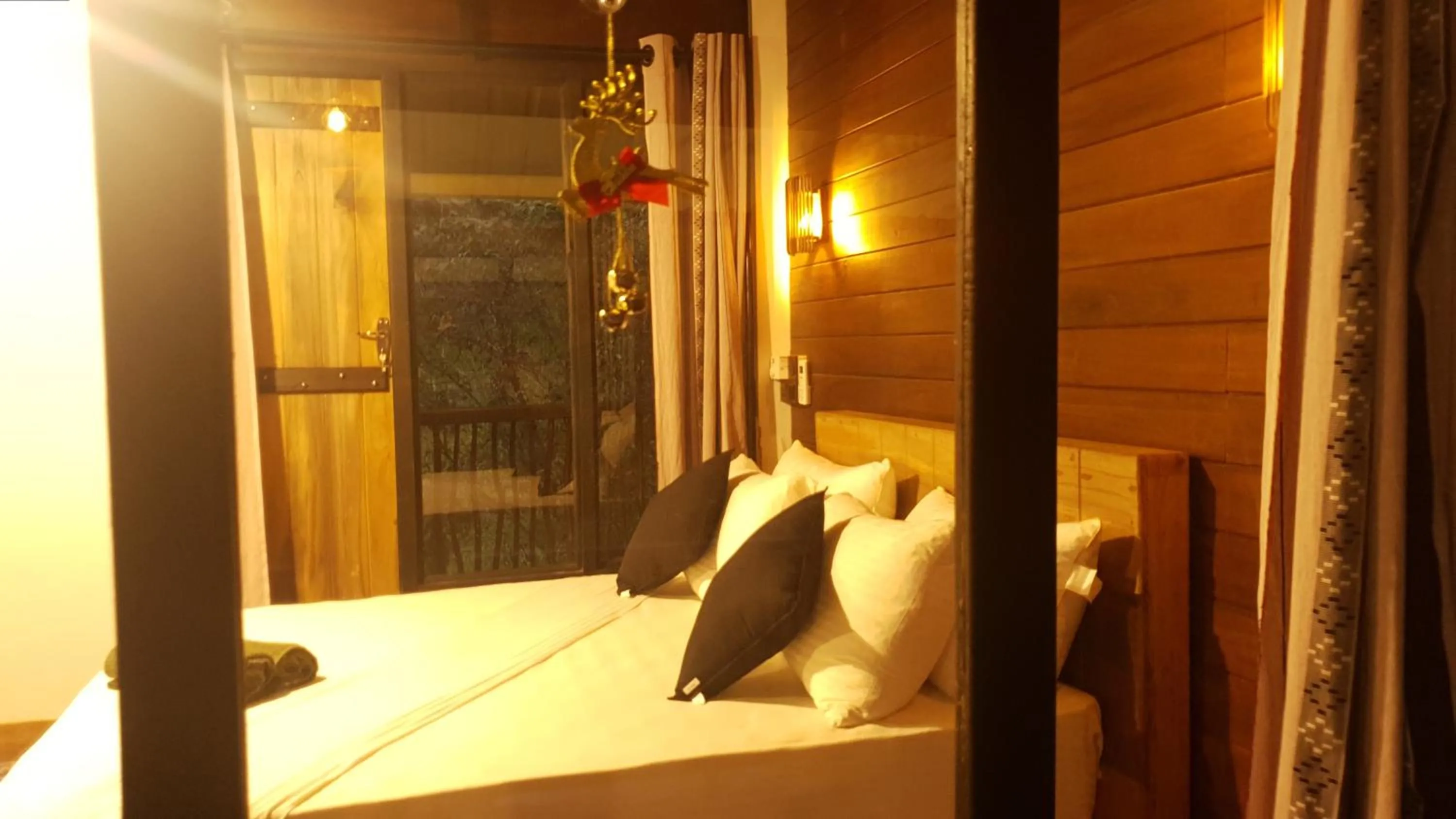 Bed in Sinharaja Forest Edge