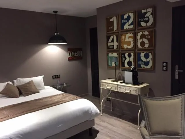 Photo of the whole room, Bed in Le Clos du miroir