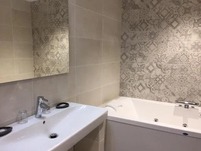 Bathroom in Le Clos du miroir