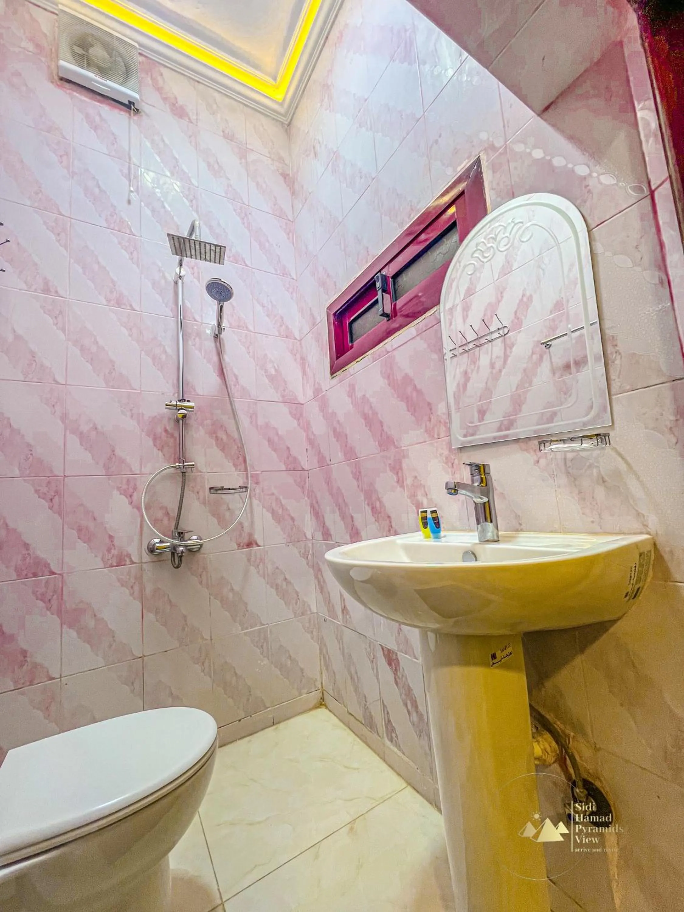 Shower in Sidi Hamad Pyramids View