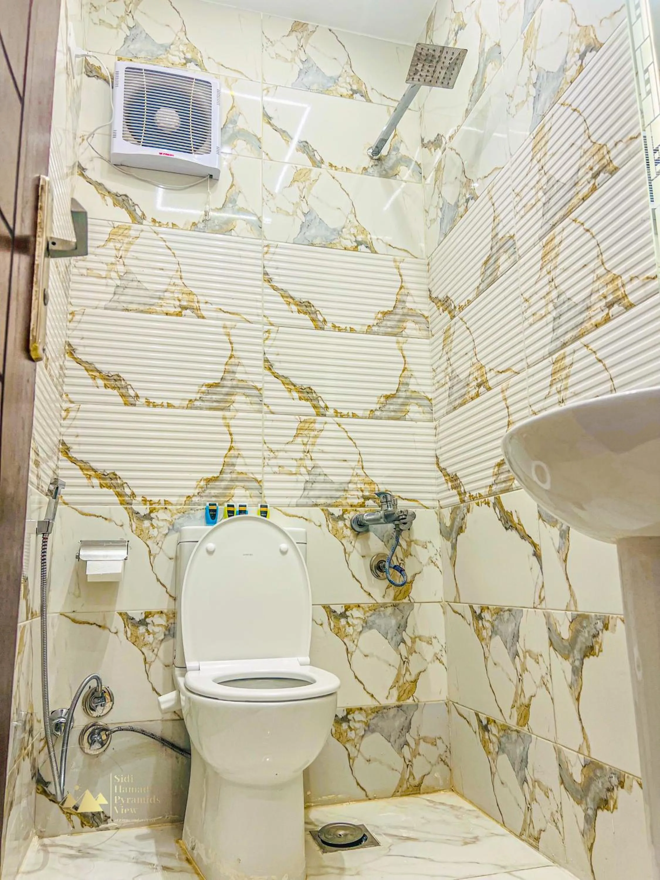 Shower in Sidi Hamad Pyramids View