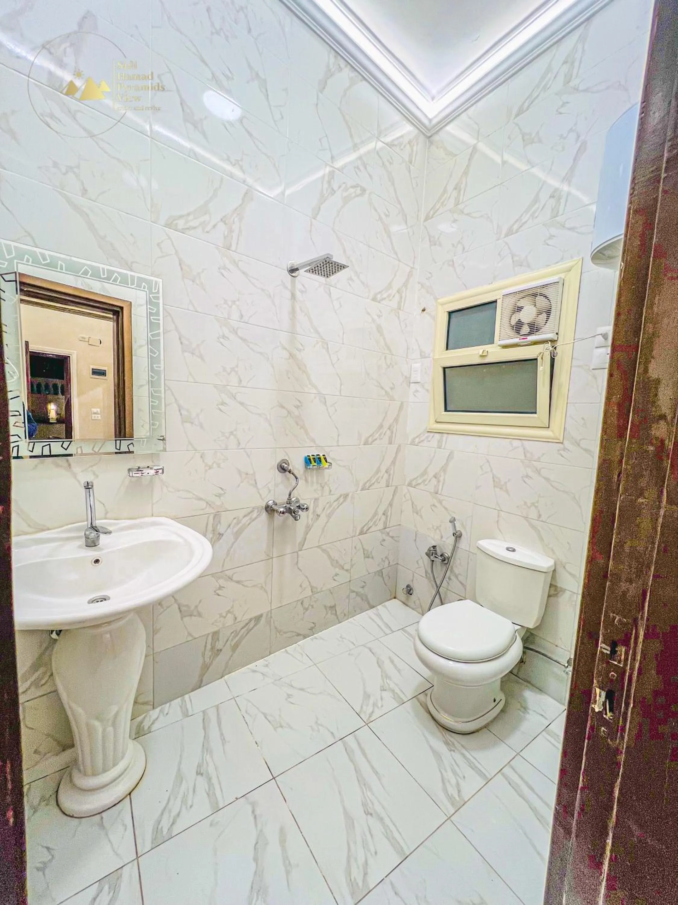 Shower in Sidi Hamad Pyramids View