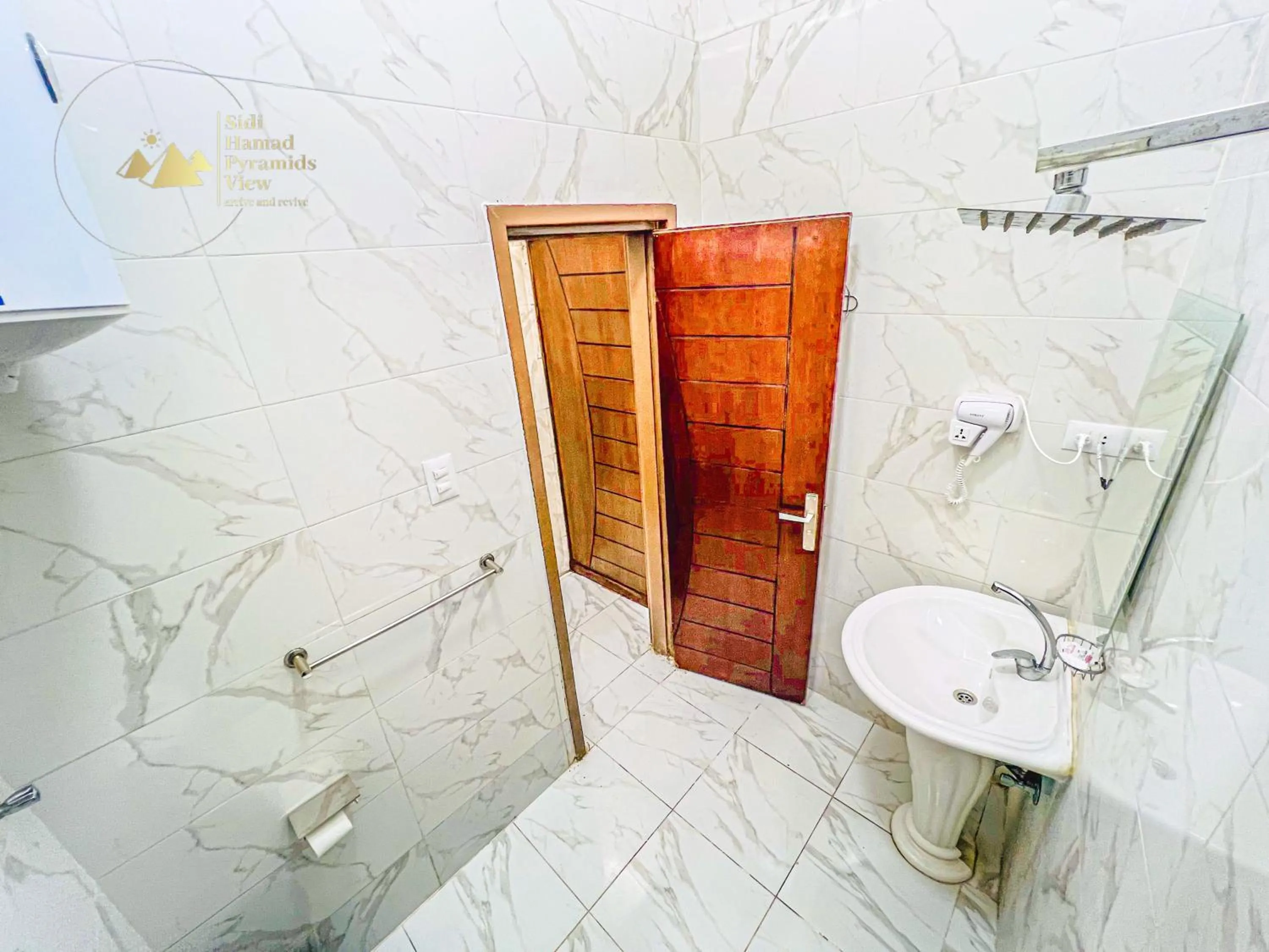 Shower in Sidi Hamad Pyramids View