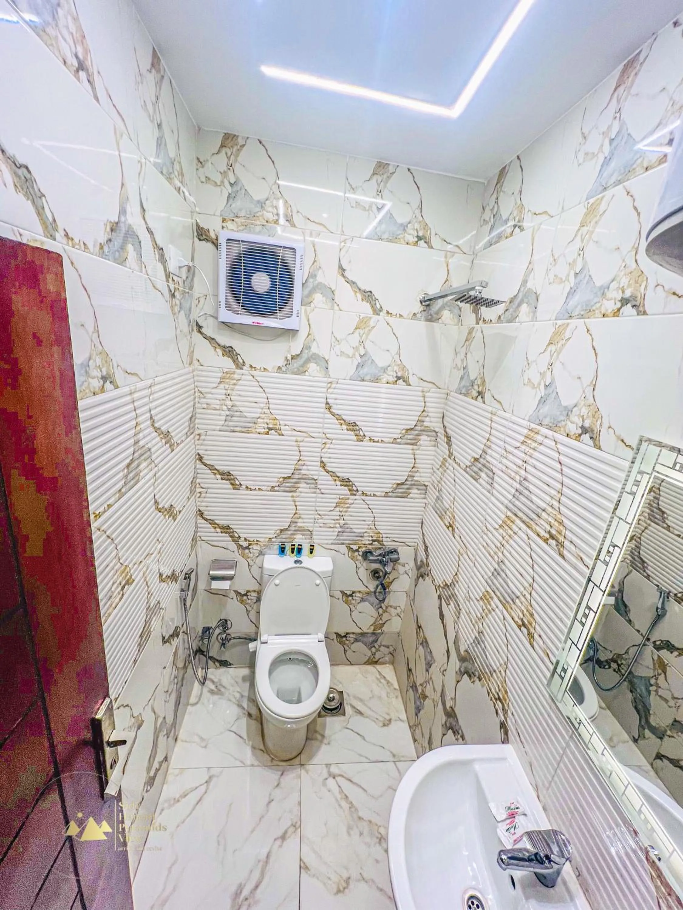 Shower in Sidi Hamad Pyramids View