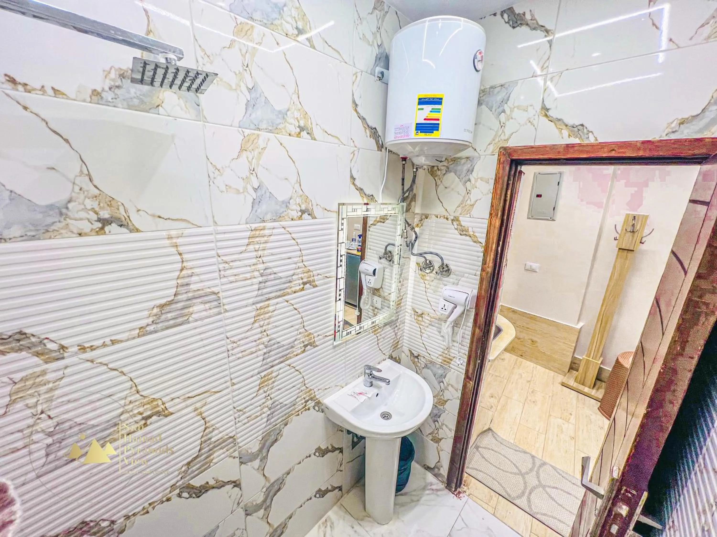 Shower in Sidi Hamad Pyramids View