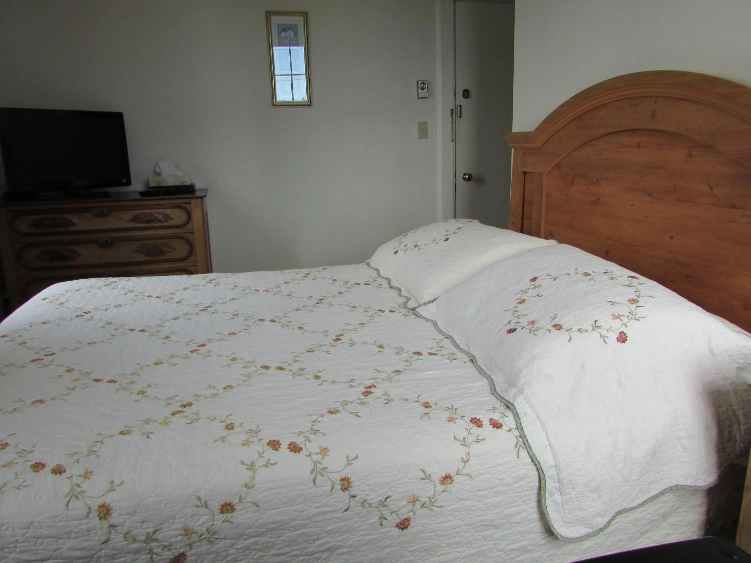 Bed in Marathon Hotel