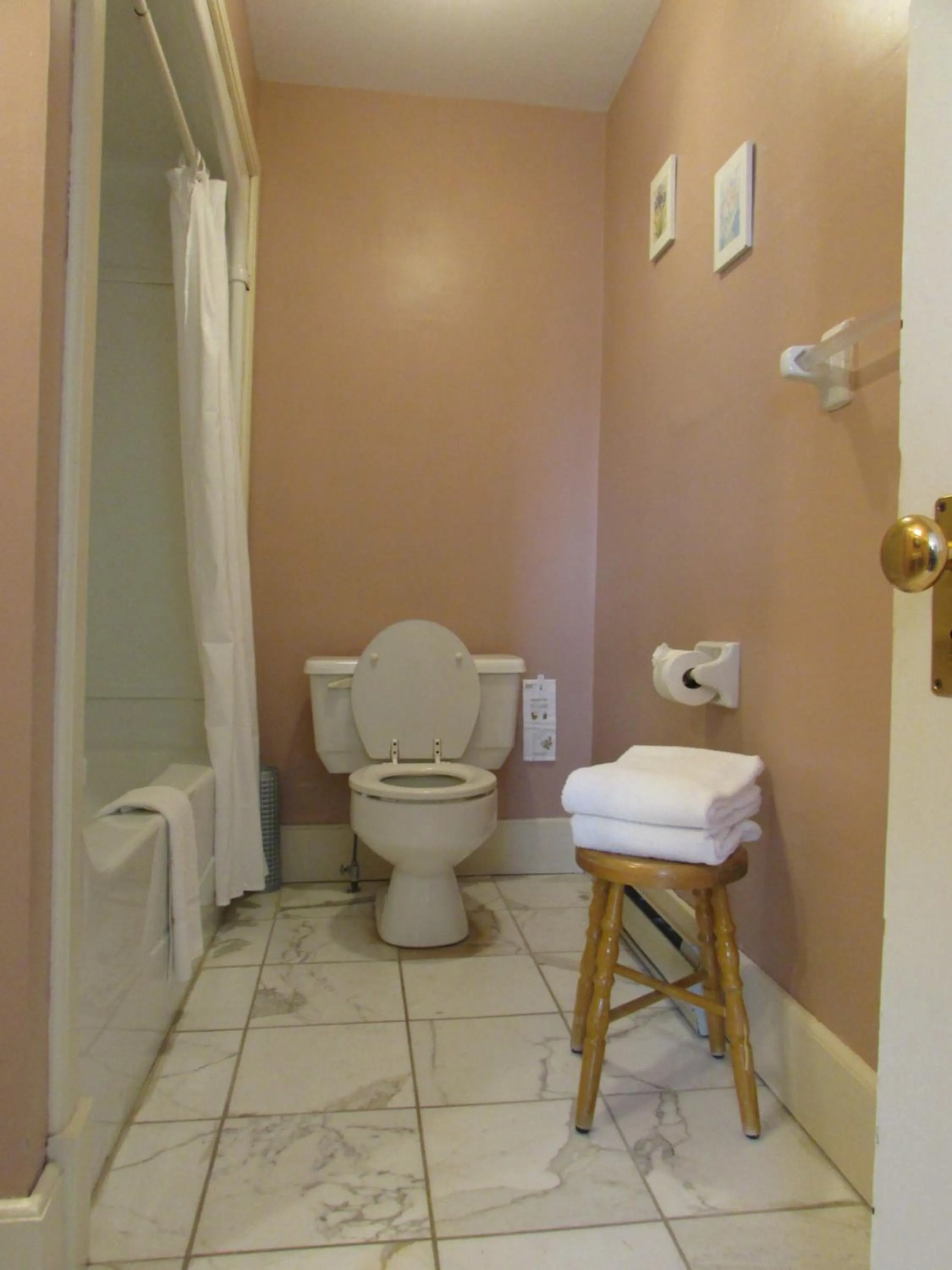 Bathroom in Marathon Hotel