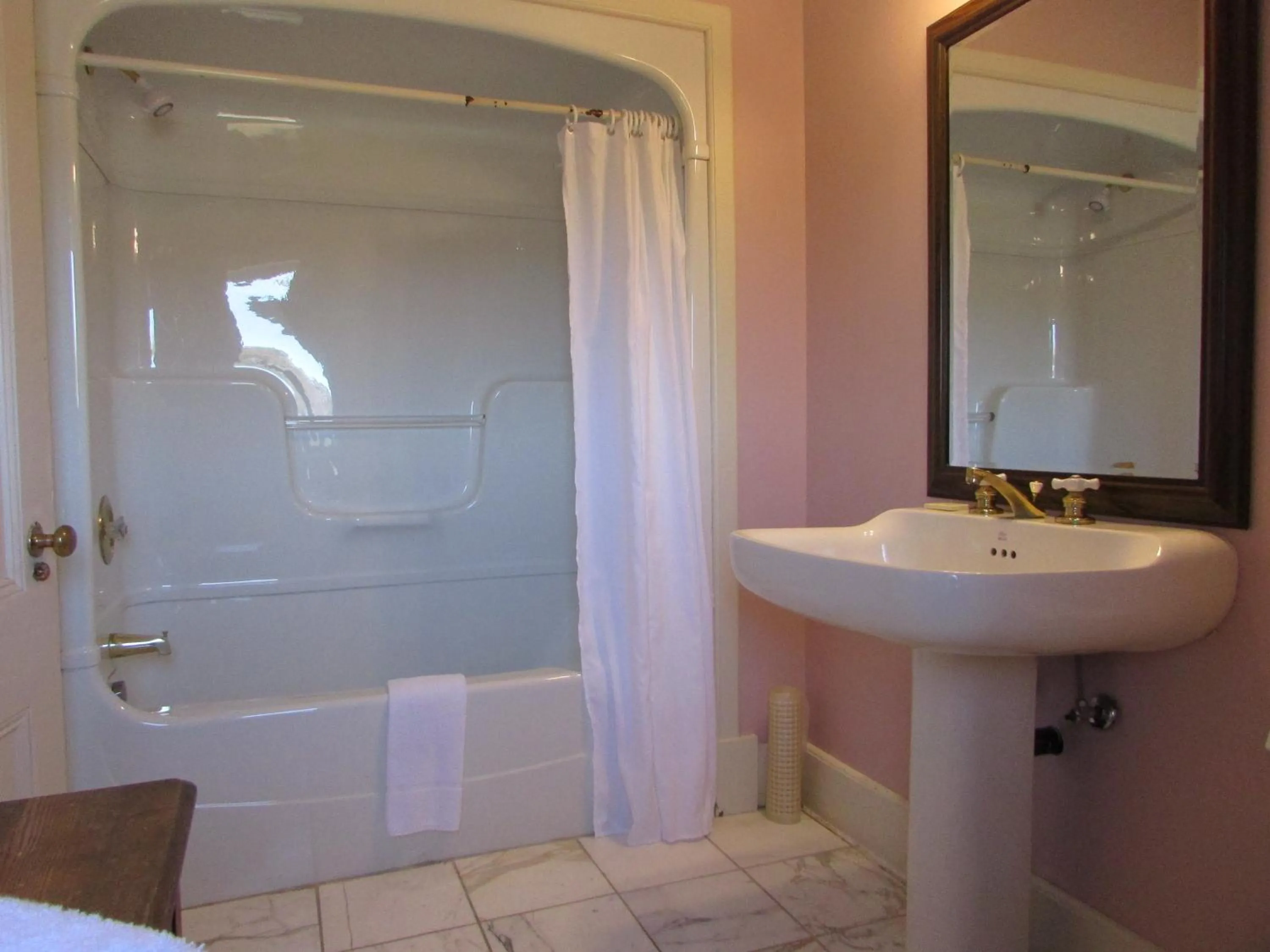Bathroom in Marathon Hotel