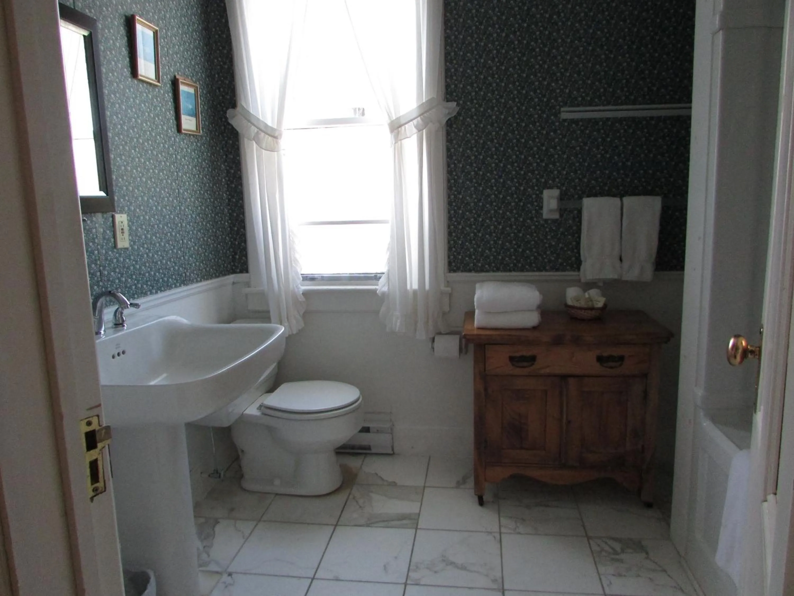 Bathroom in Marathon Hotel