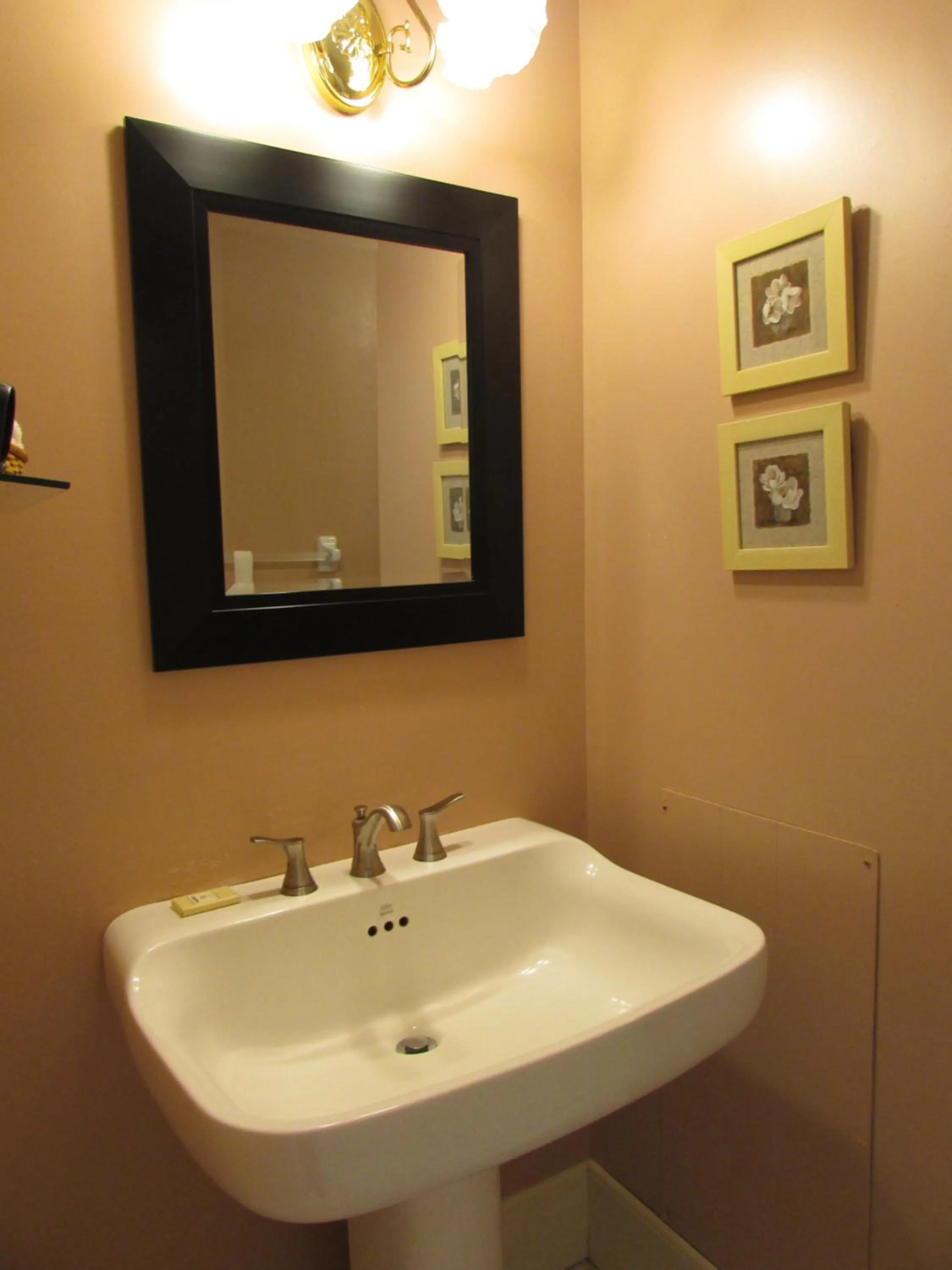 Bathroom in Marathon Hotel