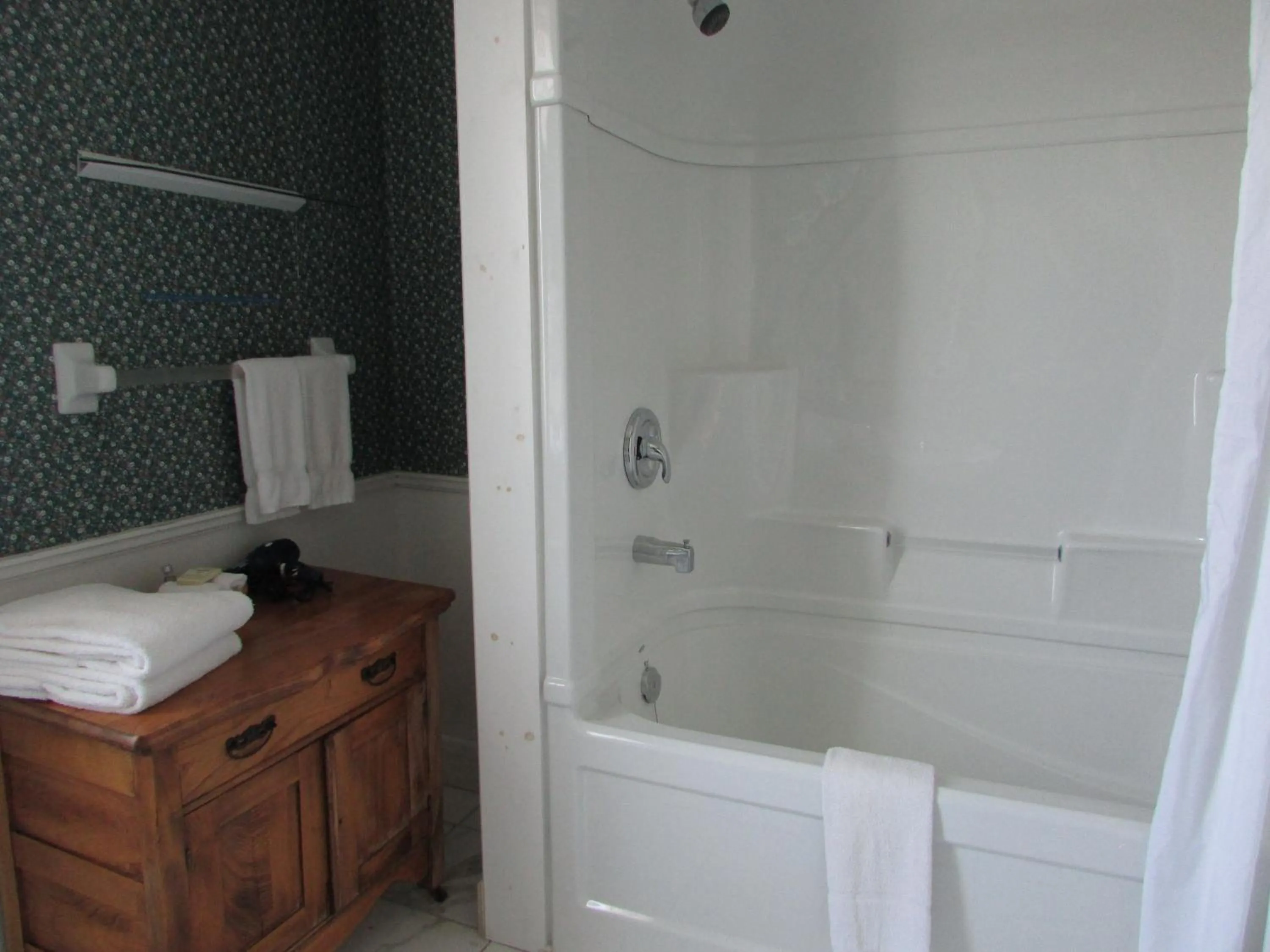 Bathroom in Marathon Hotel