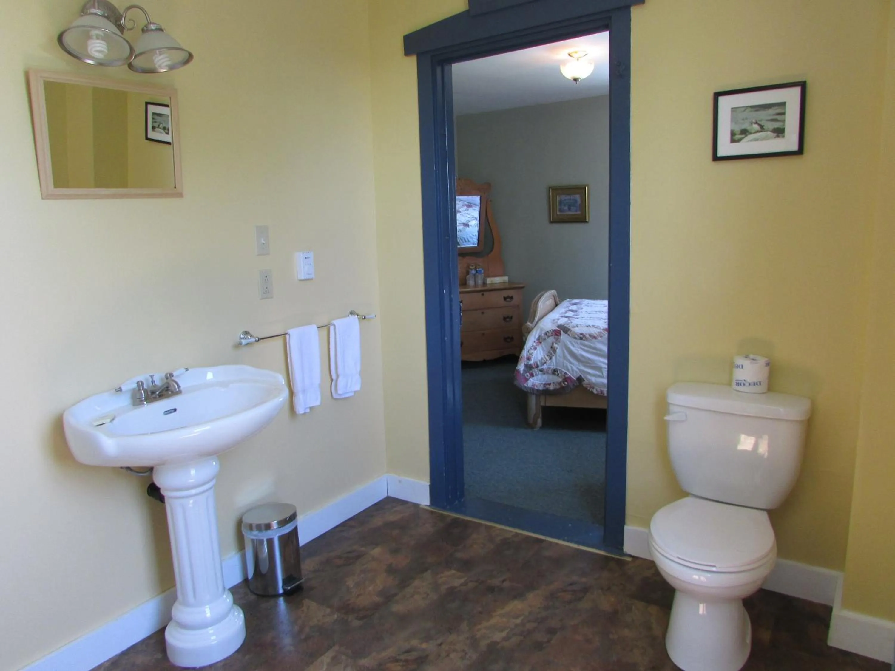 Bathroom, Bed in Marathon Hotel