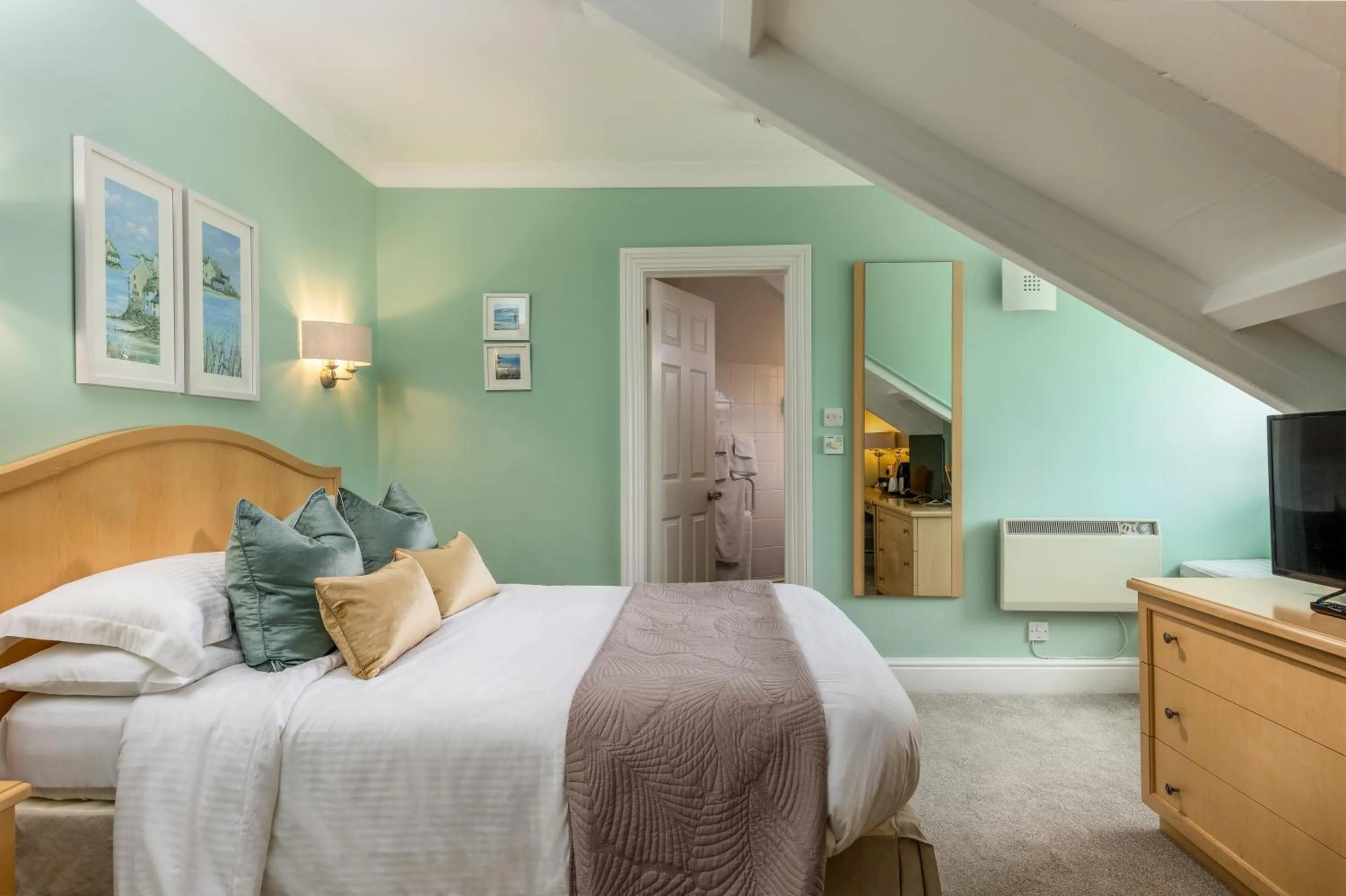 Photo of the whole room, Bed in Hotel Penzance