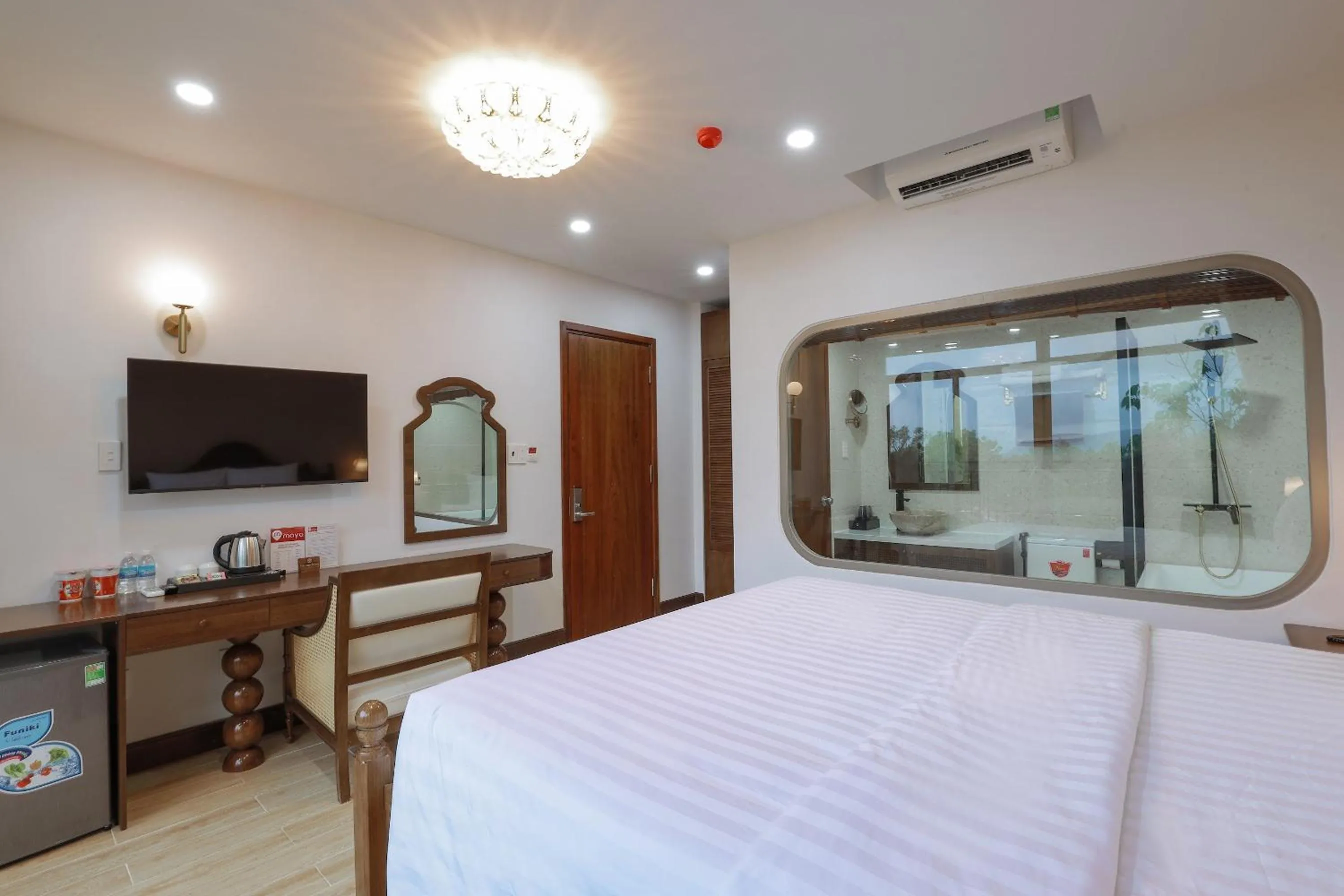 Communal lounge/ TV room, Bed in Maya Hotel 4