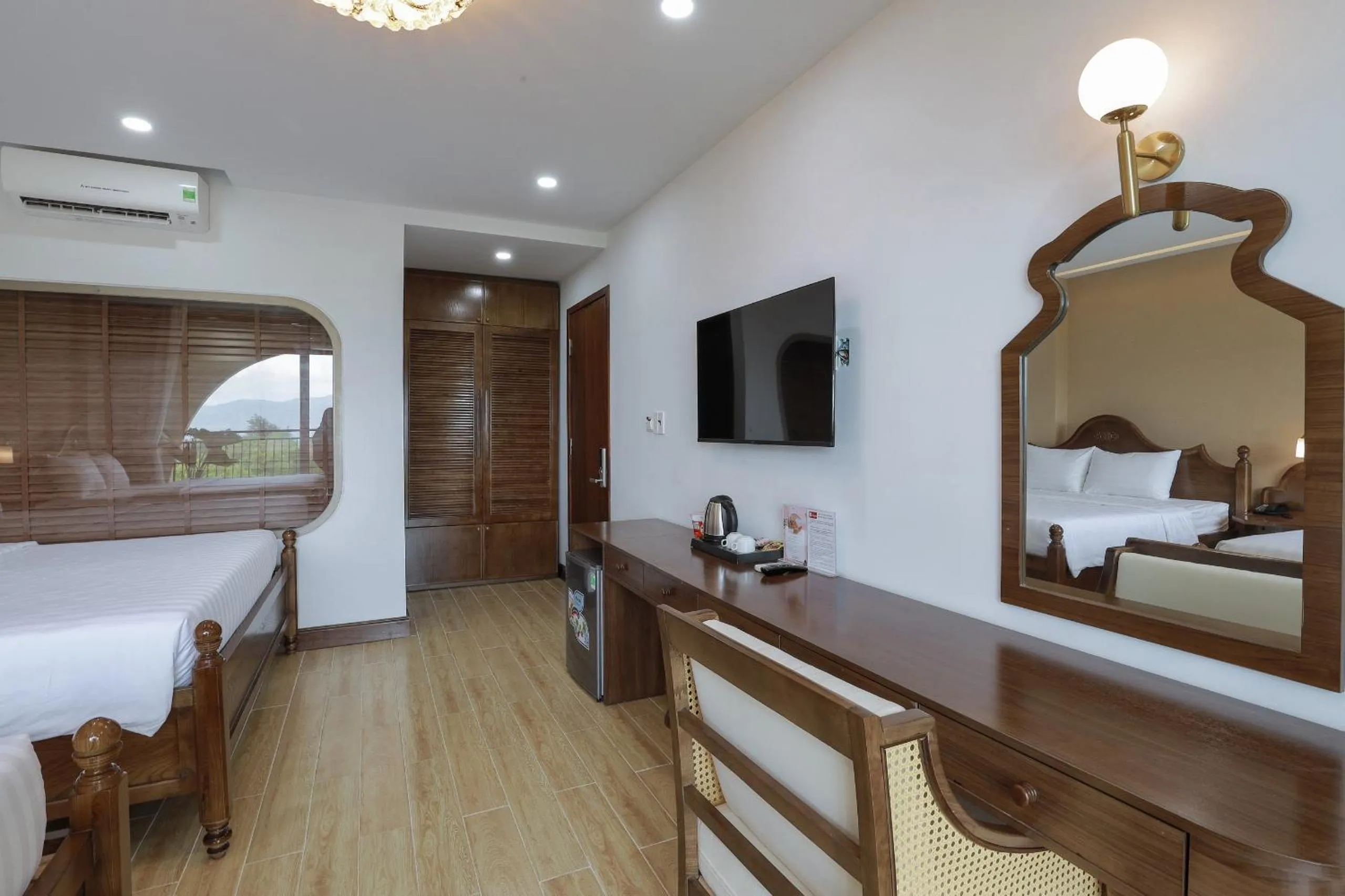 TV and multimedia, Bed in Maya Hotel 4