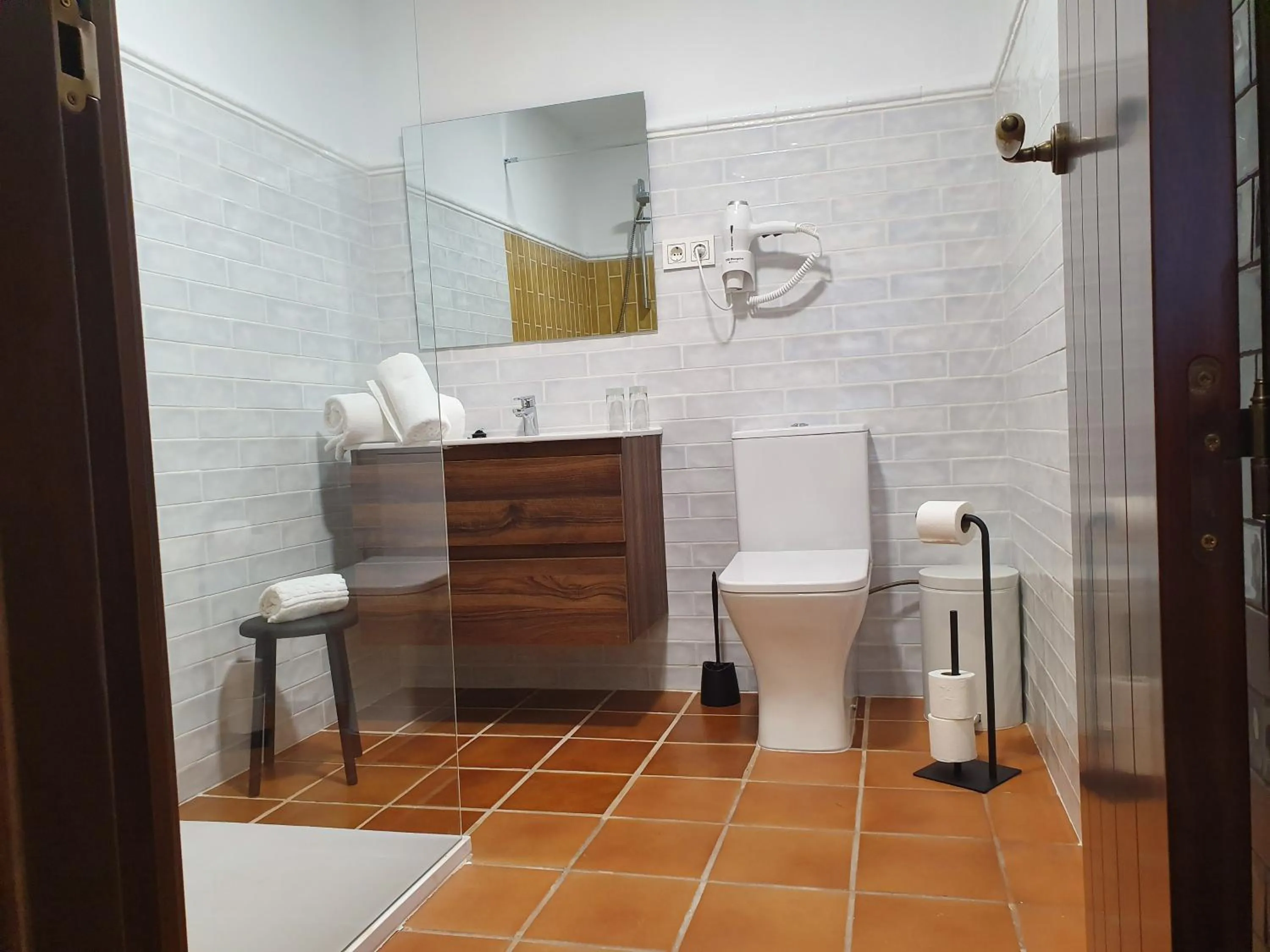 Shower in Hotel-Restaurante Casa García Almonaster La Real