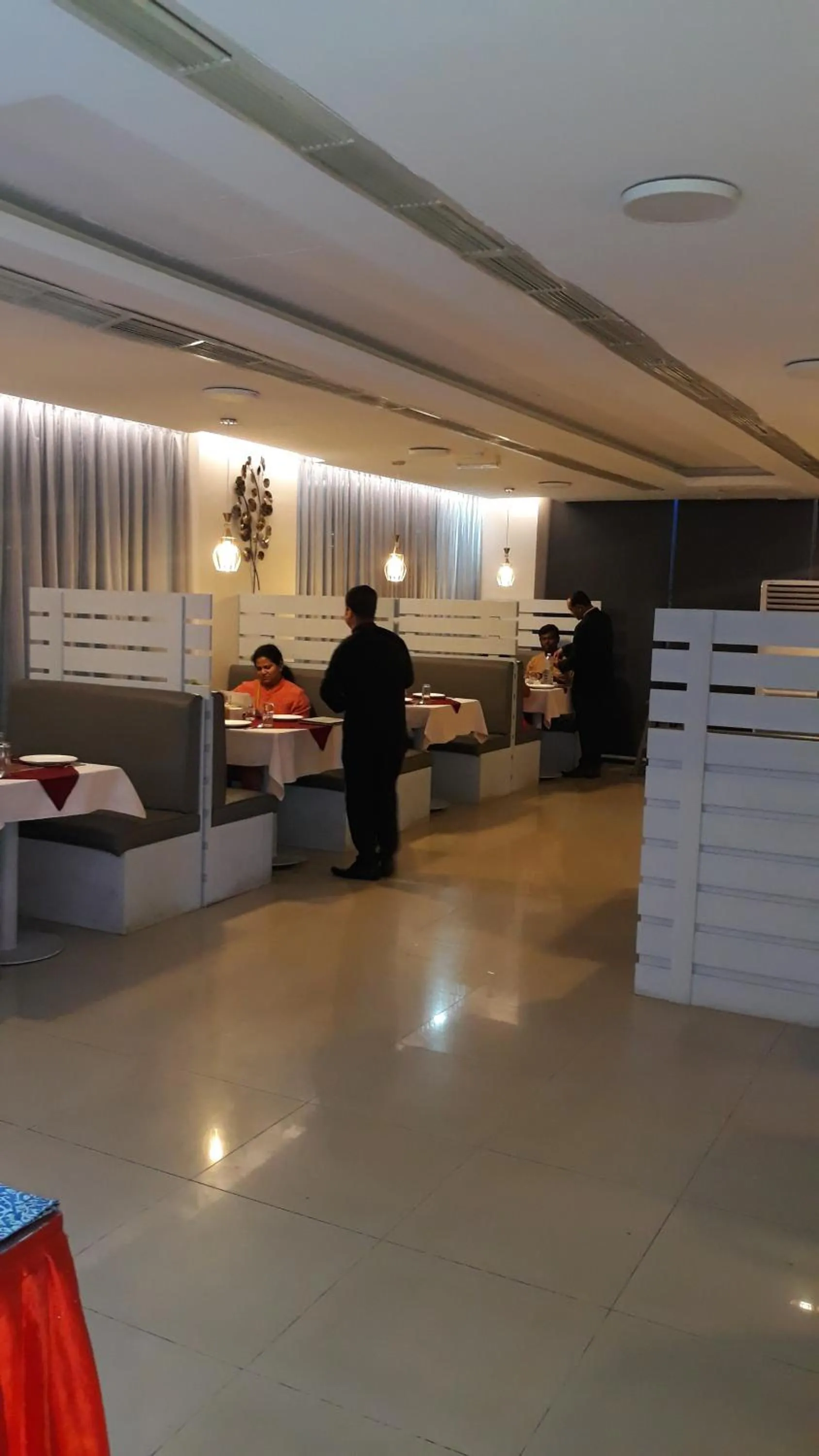 Restaurant/places to eat, Bed in Savoy Grand Hotel Apartments