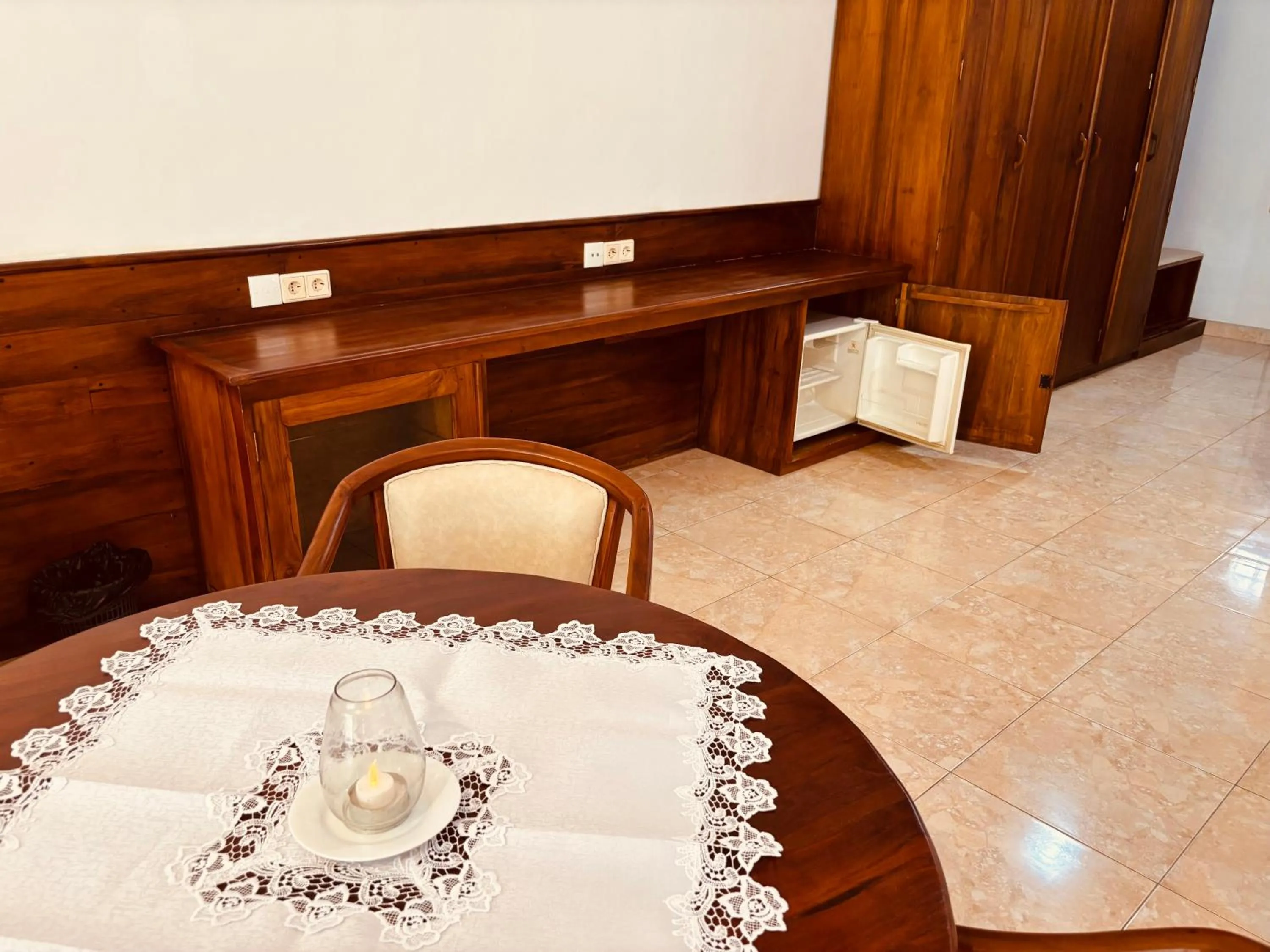 Decorative detail in Raja Beach Hotel