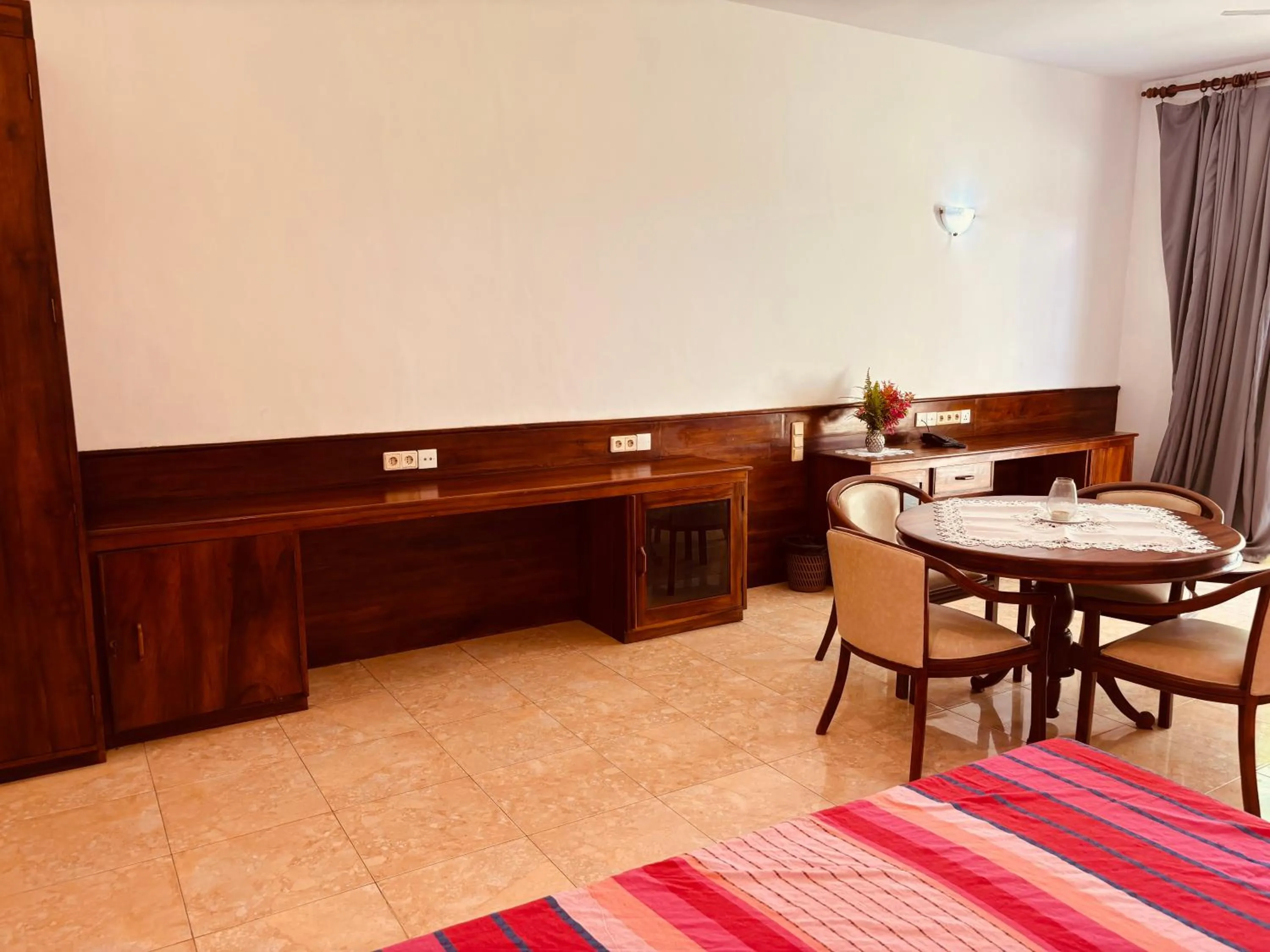 Decorative detail in Raja Beach Hotel