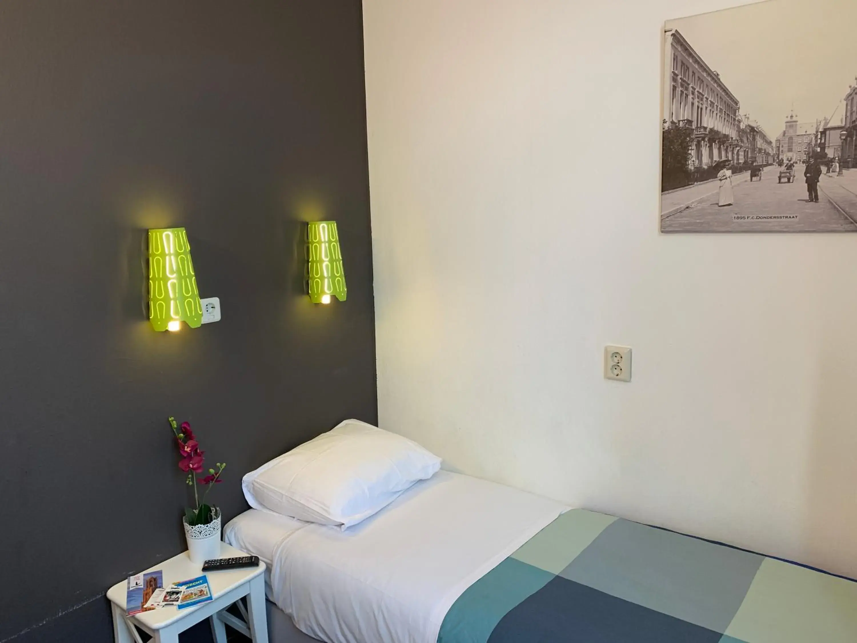 Single Room in Hotel Oorsprongpark City Centre Utrecht Single Room in Hotel Oorsprongpark City Centre Utrecht