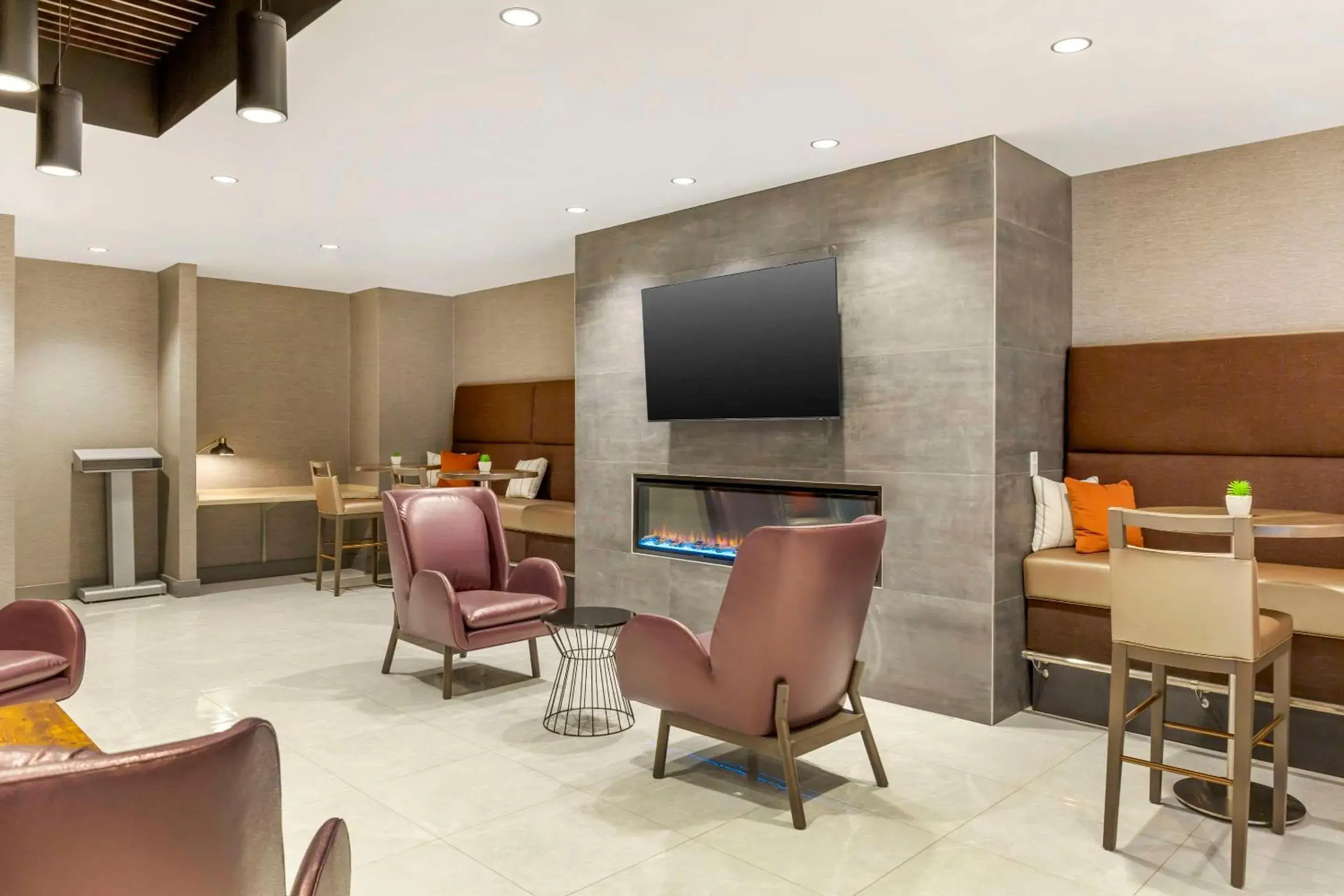 Lounge or bar in Cambria Hotel Niagara Falls Lounge or bar in Cambria Hotel Niagara Falls