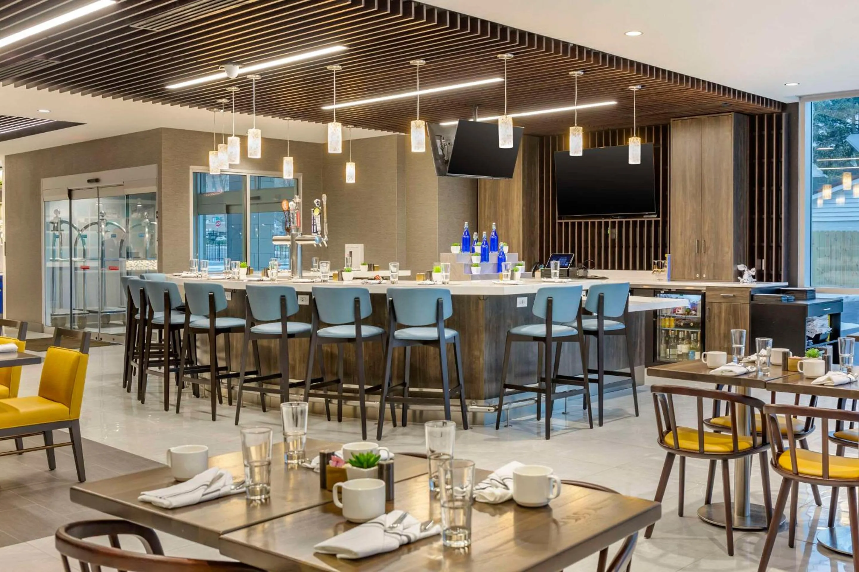 Lounge or bar in Cambria Hotel Niagara Falls