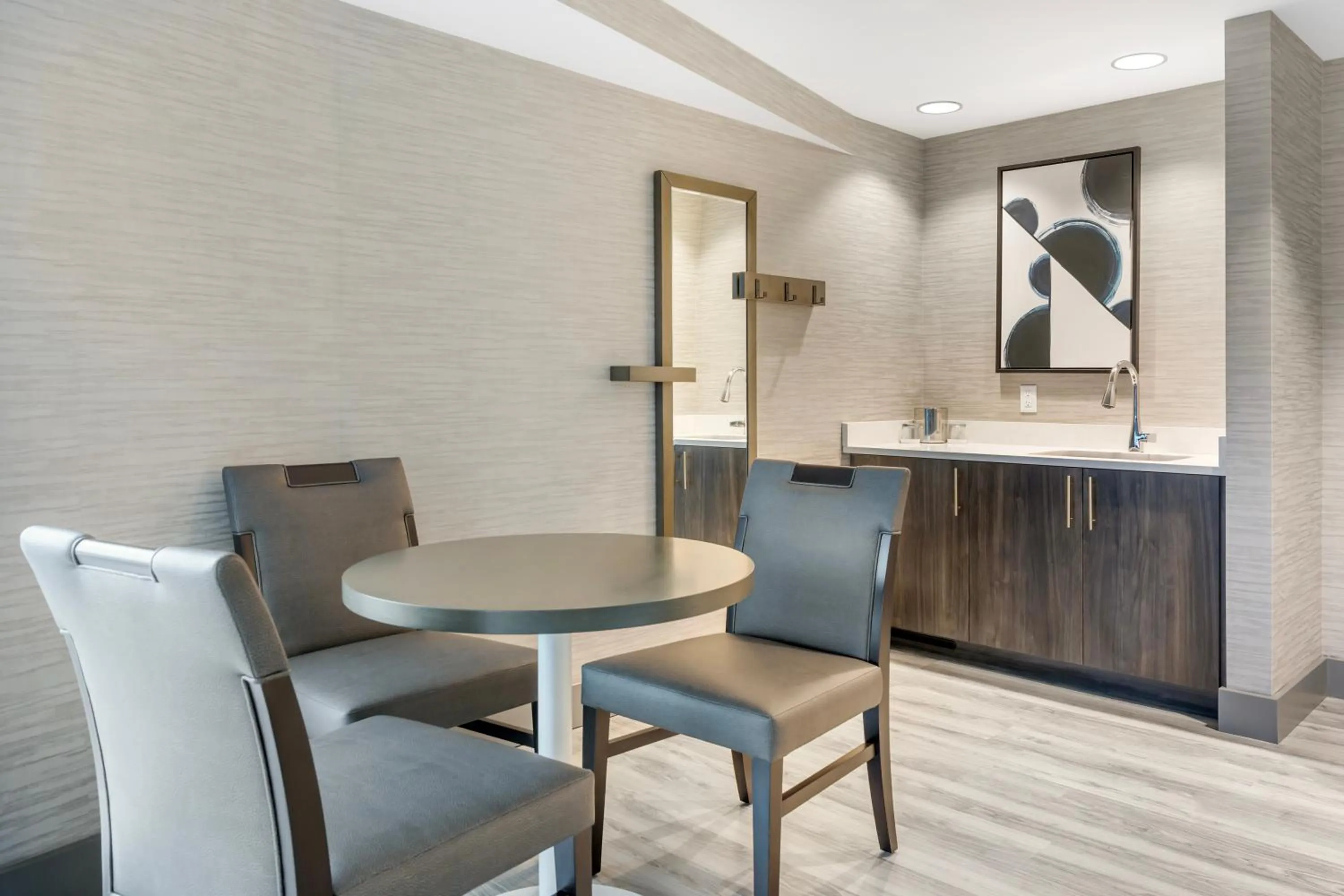 Living room in Cambria Hotel Niagara Falls