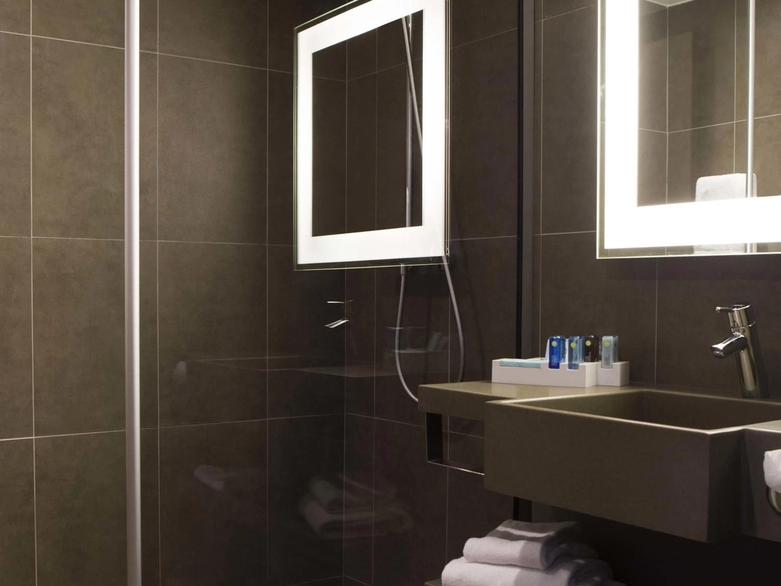 Bedroom in Novotel Coventry