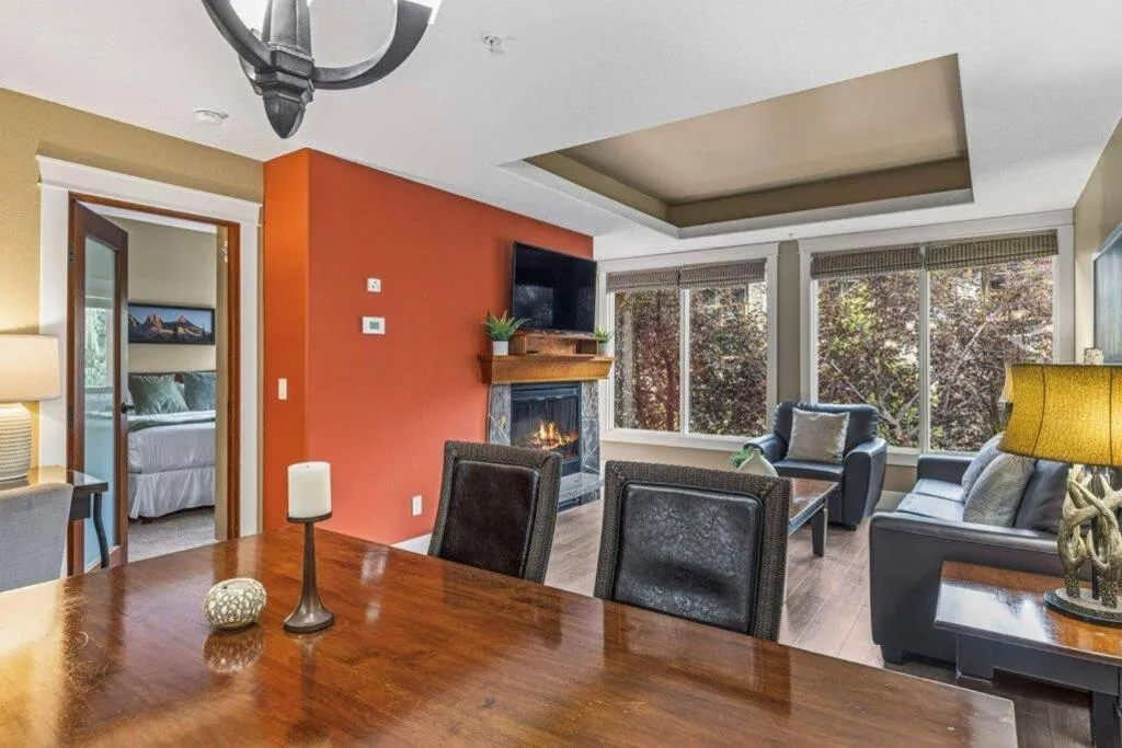 Gorgeous Mountain Condo - Pool & Hot Tub