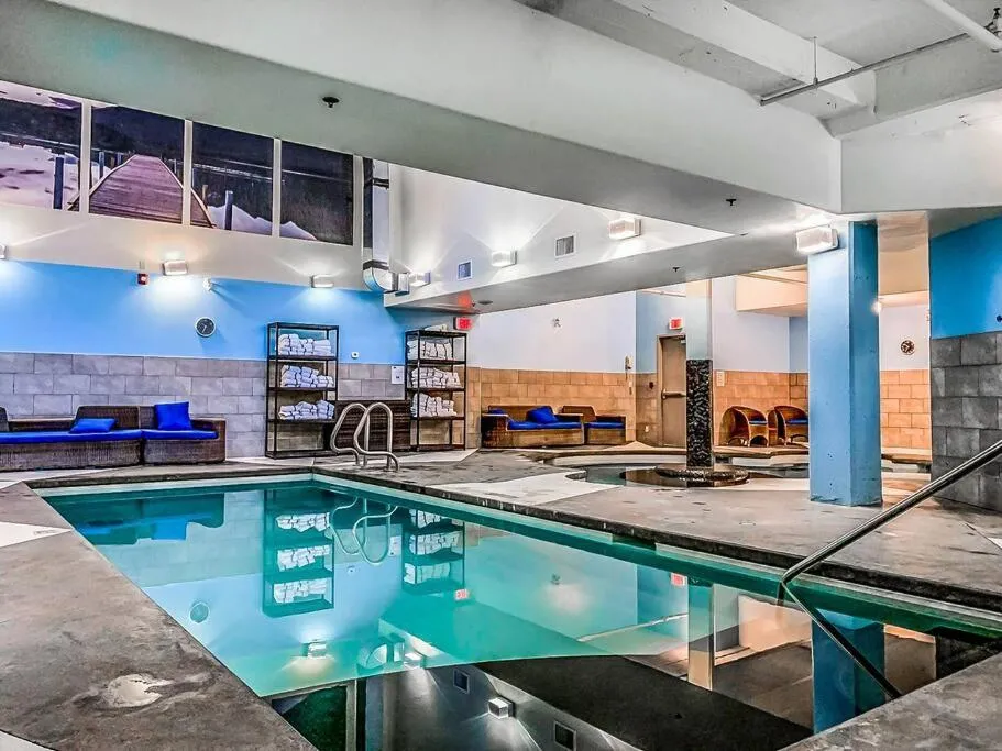 Gorgeous Mountain Condo - Pool & Hot Tub