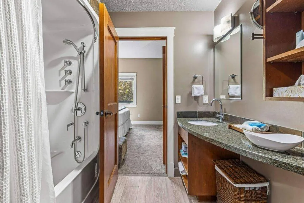 Gorgeous Mountain Condo - Pool & Hot Tub