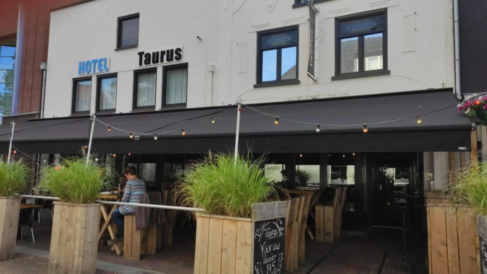 Facade/entrance in Hotel Taurus