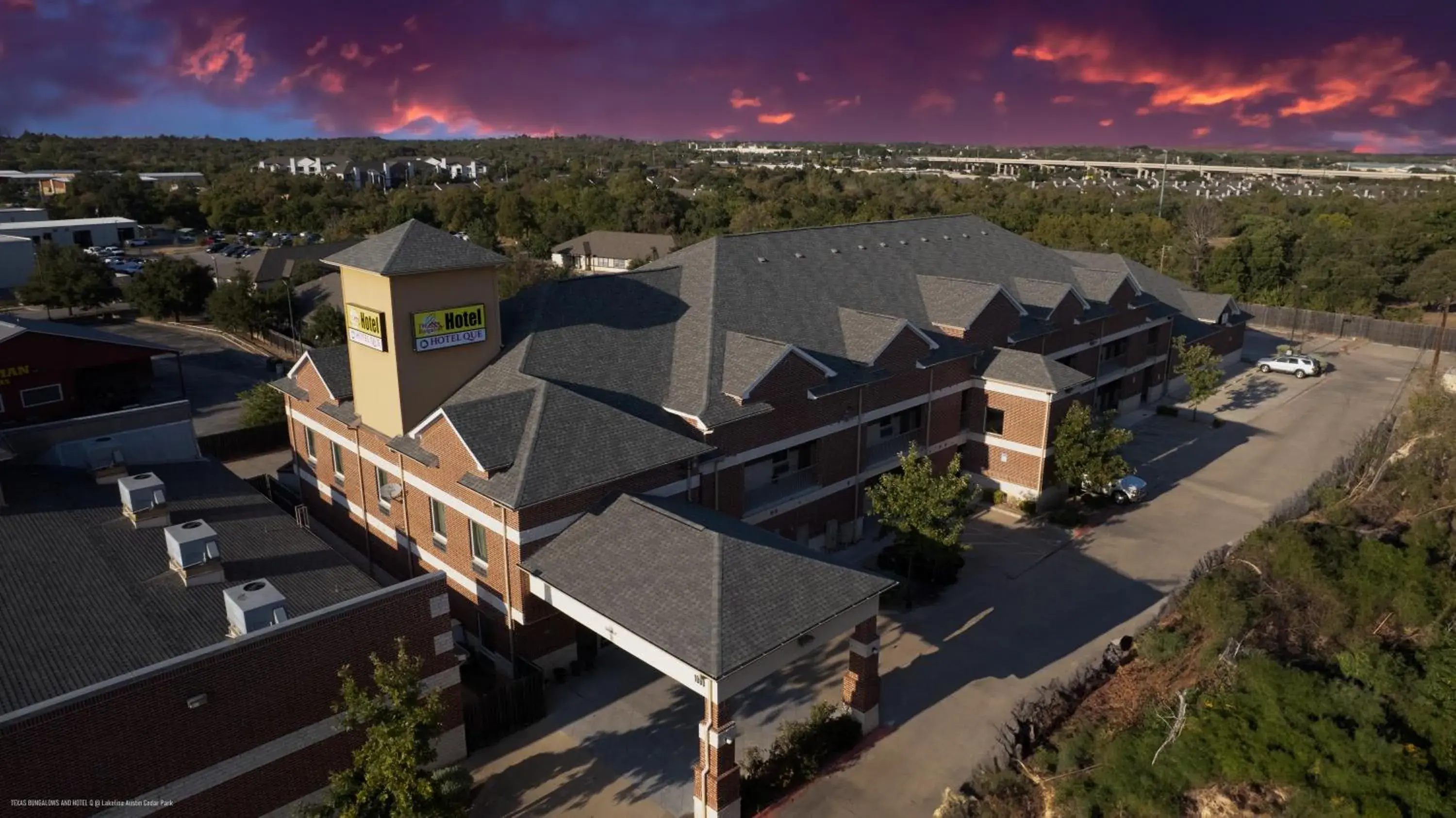 Property building in Texas Bungalows Hotel & Hotel Que at Lakeline Austin Cedar Park Property building in Texas Bungalows Hotel & Hotel Que at Lakeline Austin Cedar Park