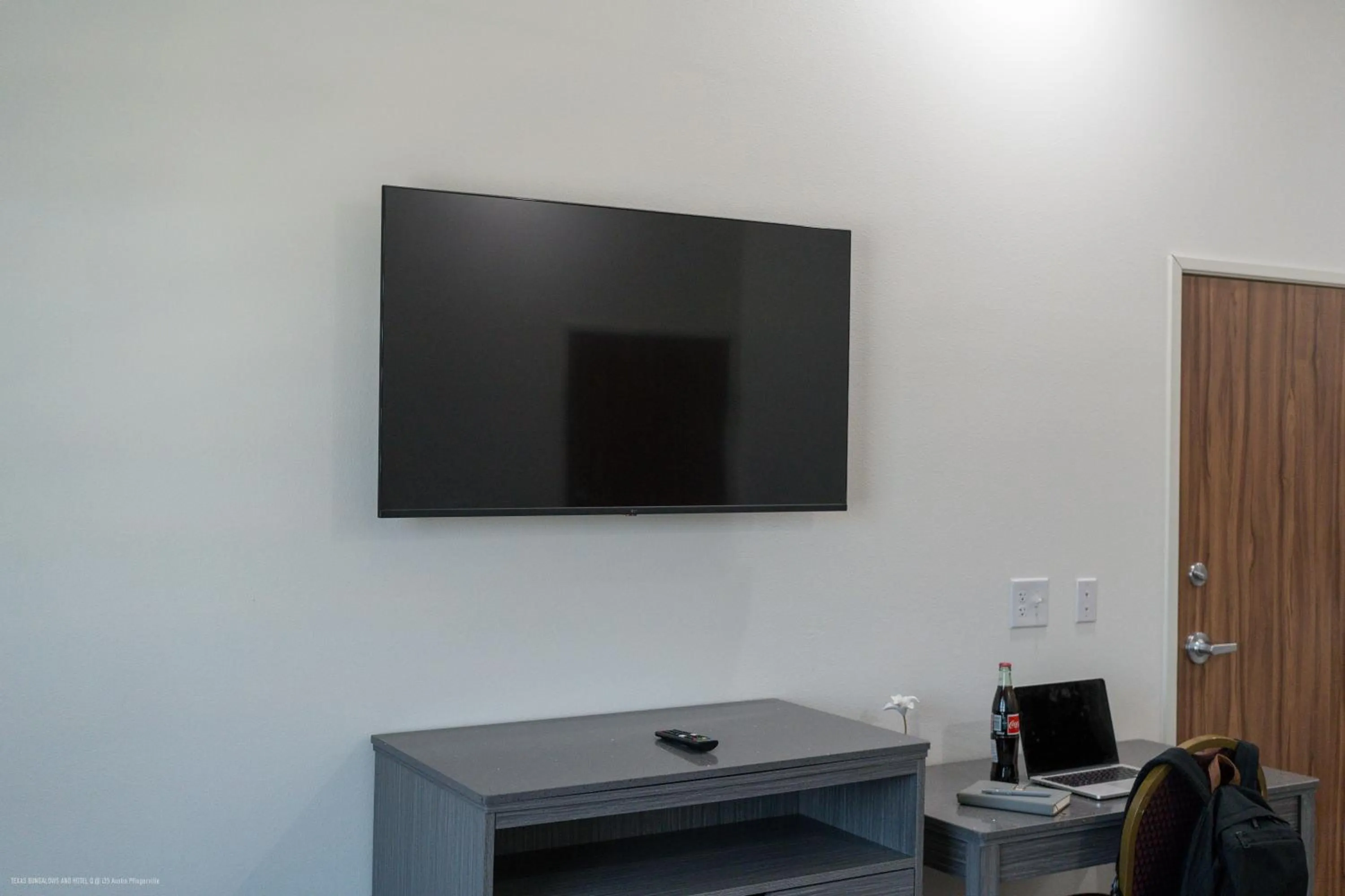 TV and multimedia in Texas Bungalows Hotel & Hotel Que at Lakeline Austin Cedar Park