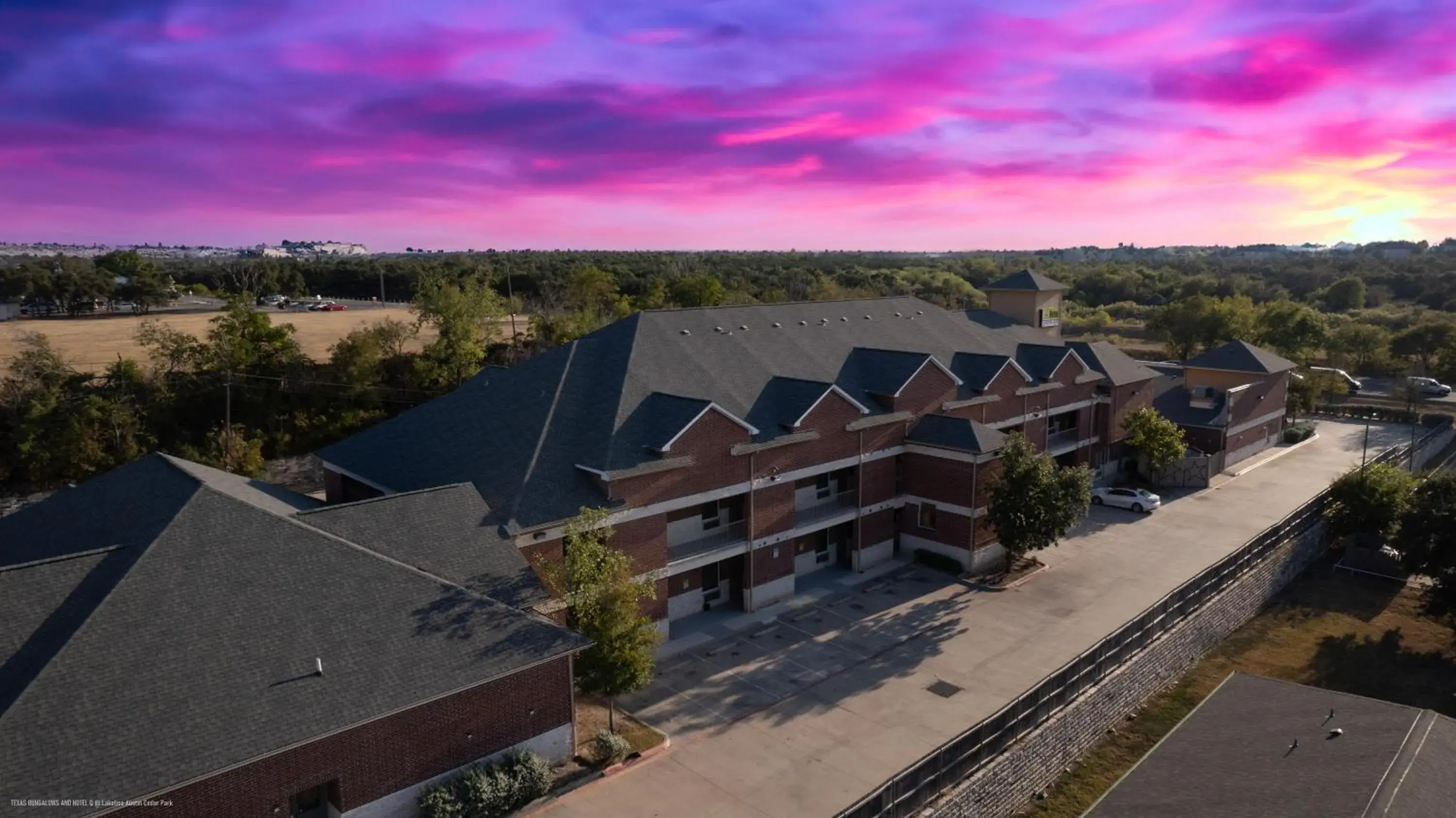 Property building in Texas Bungalows Hotel & Hotel Que at Lakeline Austin Cedar Park Property building in Texas Bungalows Hotel & Hotel Que at Lakeline Austin Cedar Park