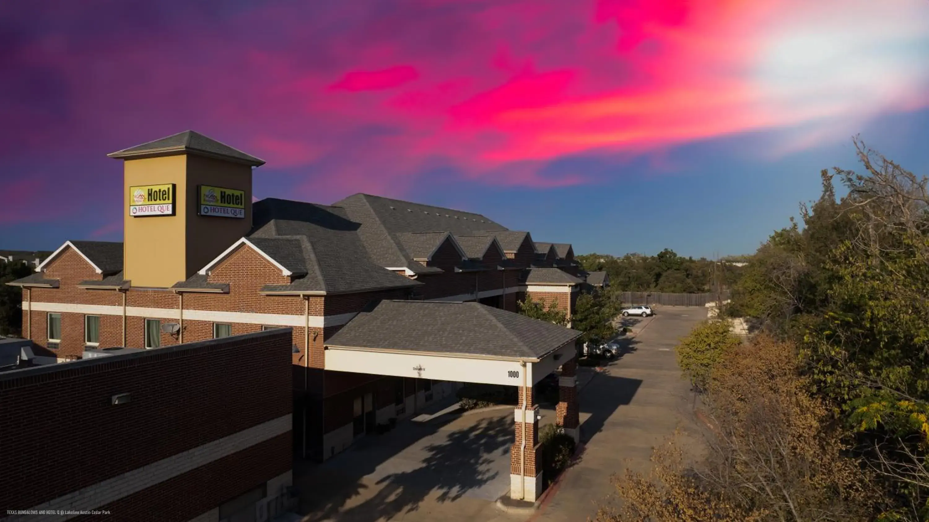 Property building in Texas Bungalows Hotel & Hotel Que at Lakeline Austin Cedar Park Property building in Texas Bungalows Hotel & Hotel Que at Lakeline Austin Cedar Park