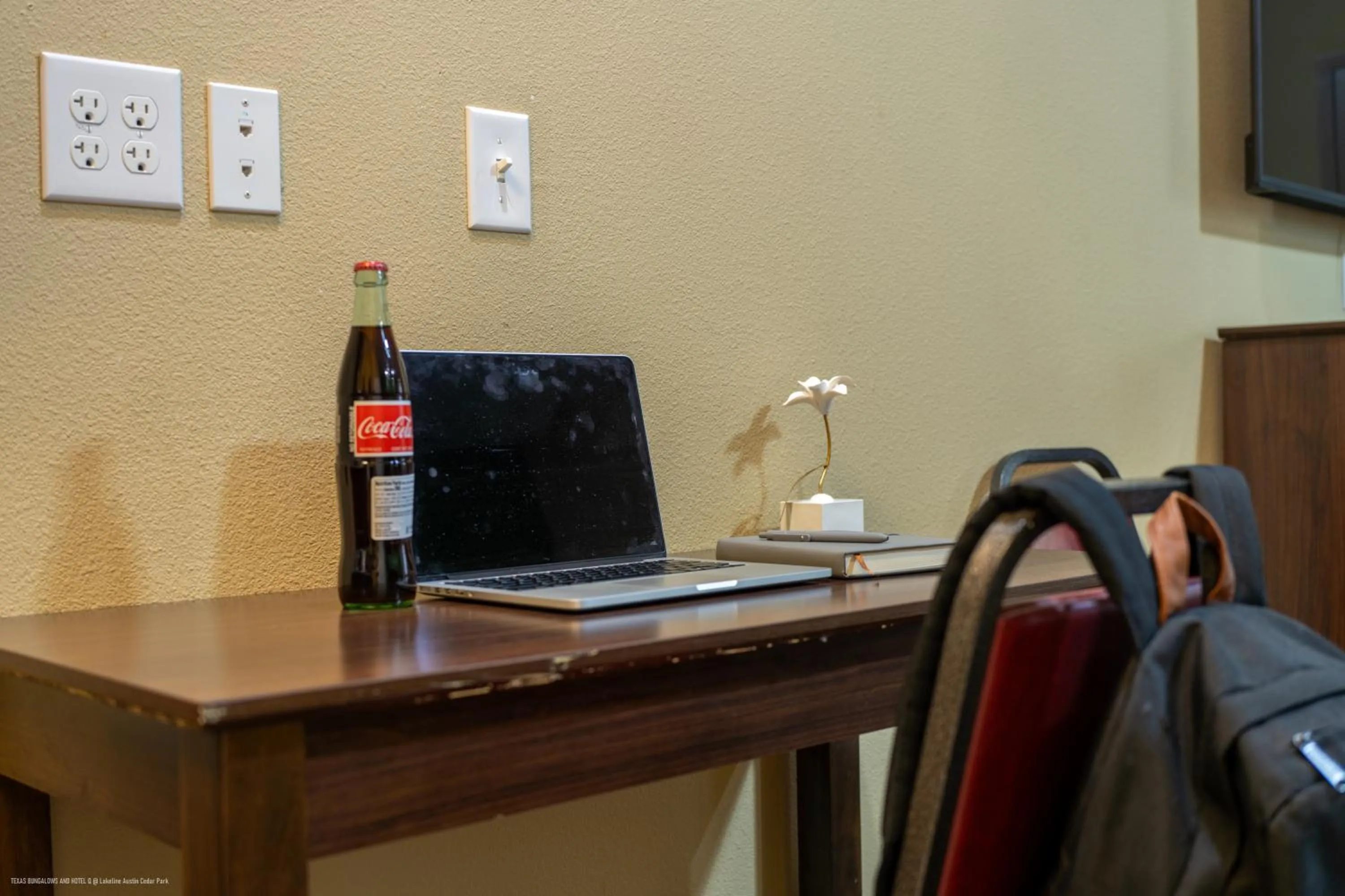 TV and multimedia in Texas Bungalows Hotel & Hotel Que at Lakeline Austin Cedar Park