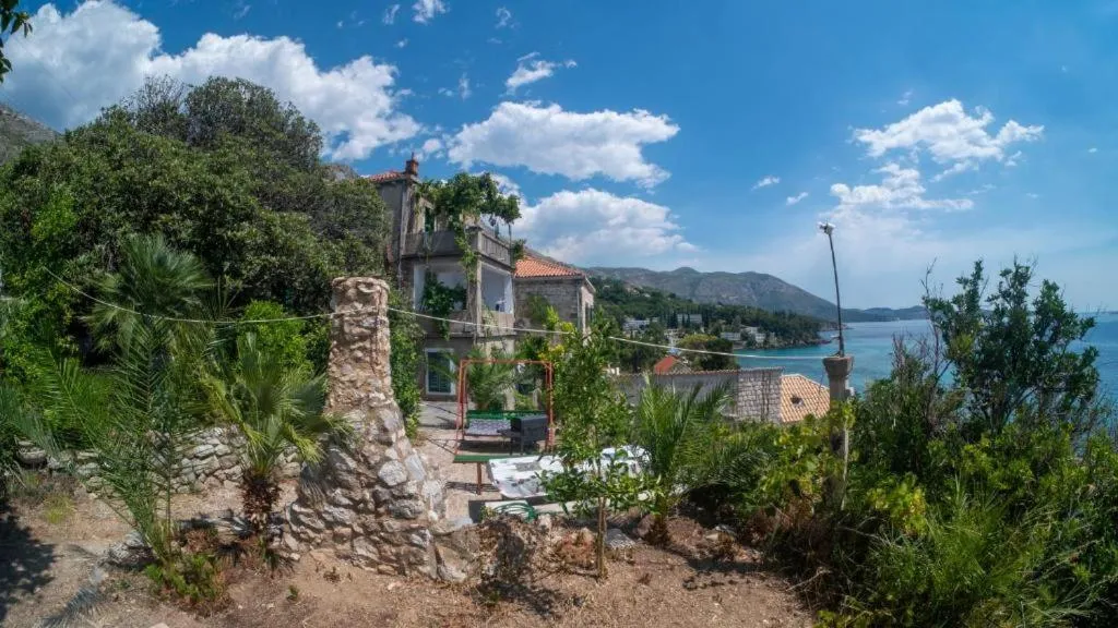 Property building in Villa Šoti