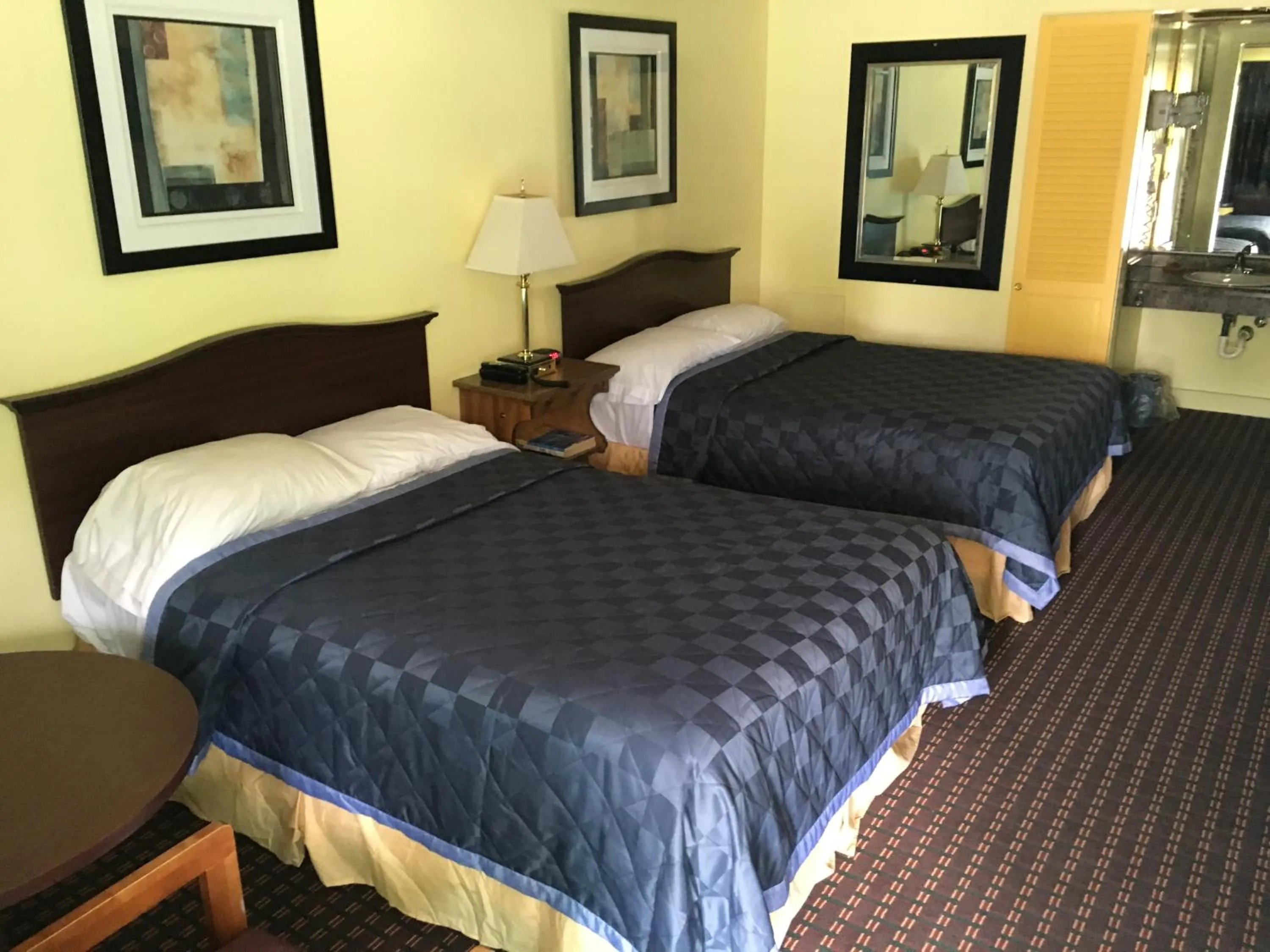 Photo of the whole room, Bed in Norwalk Inn
