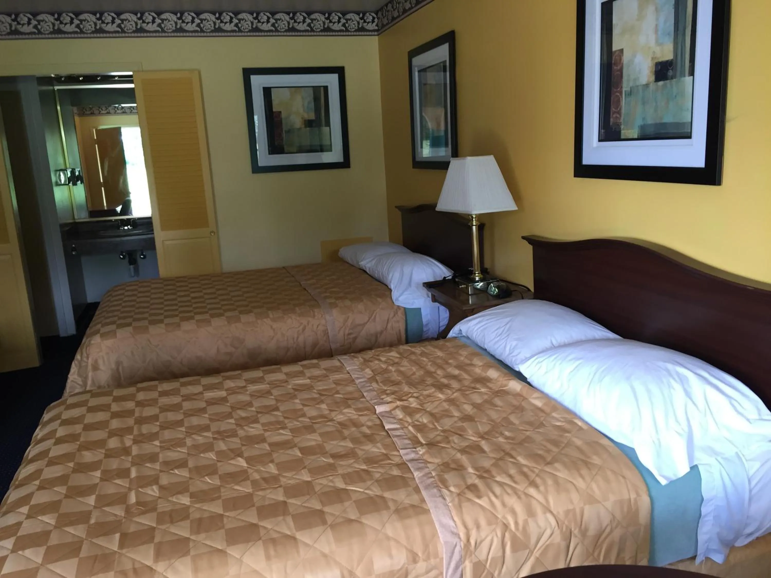 Photo of the whole room, Bed in Norwalk Inn