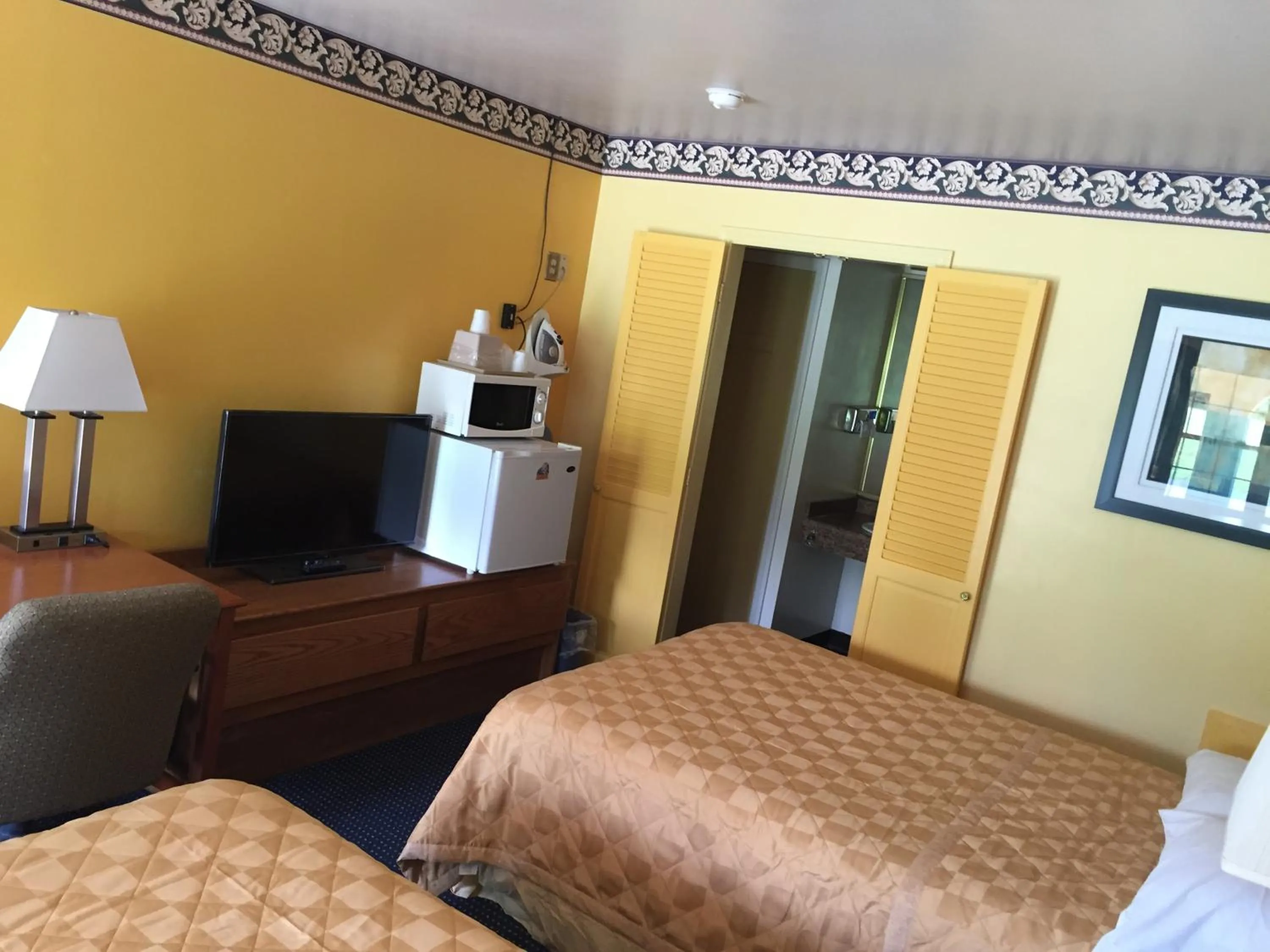 Photo of the whole room, Bed in Norwalk Inn