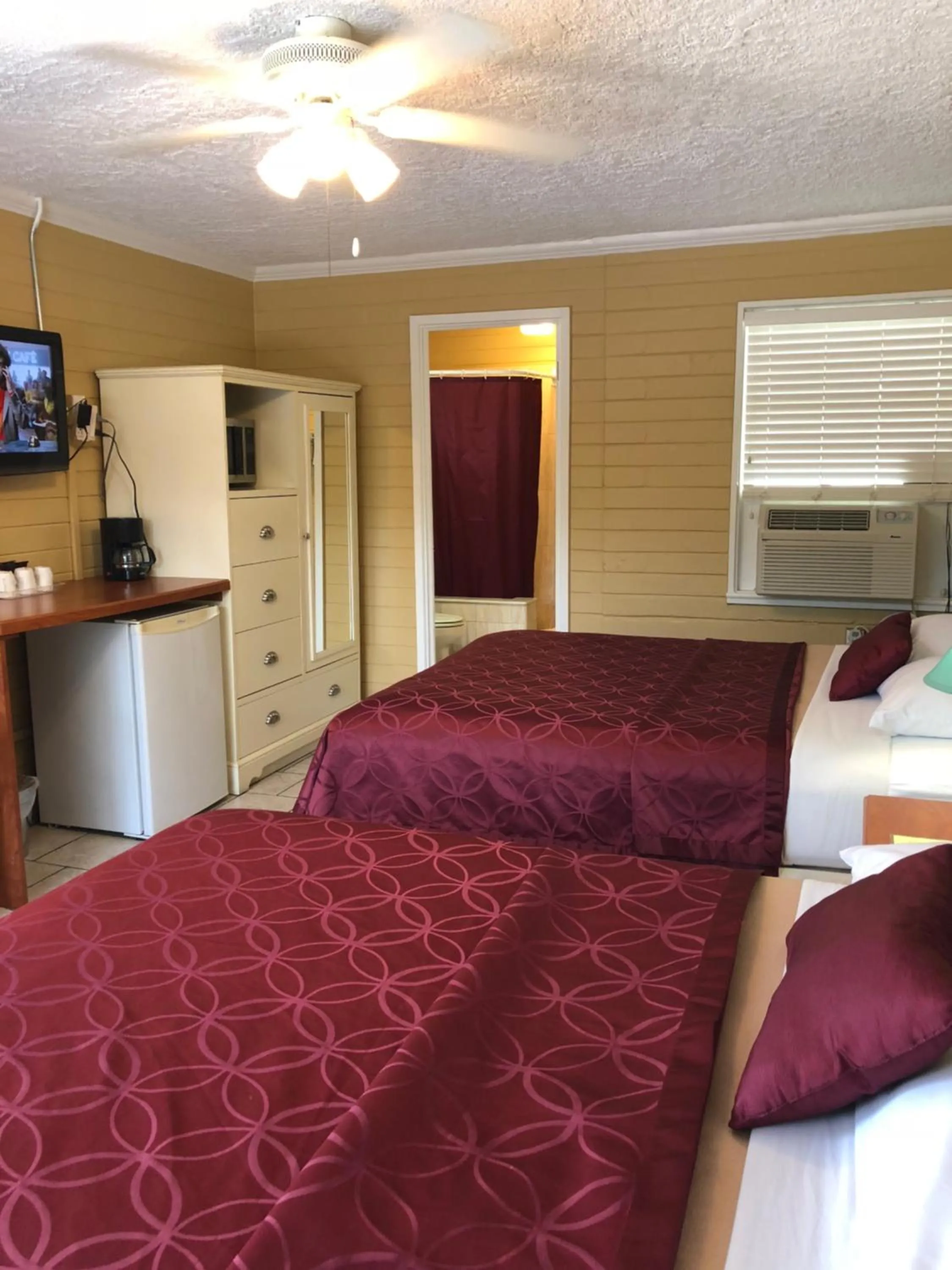 Lakeside Inn and Cafe