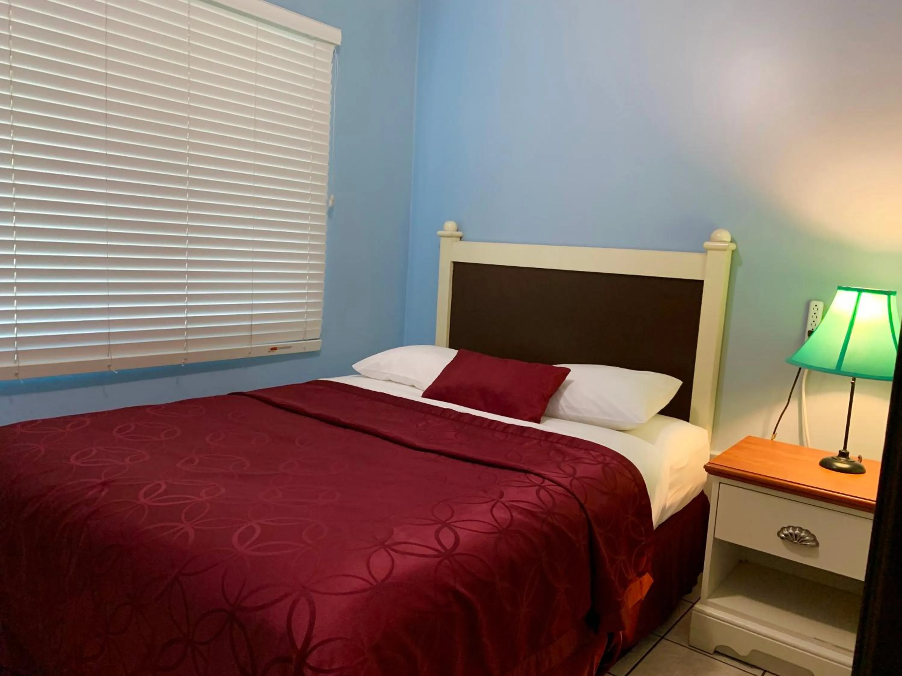 Lakeside Inn and Cafe