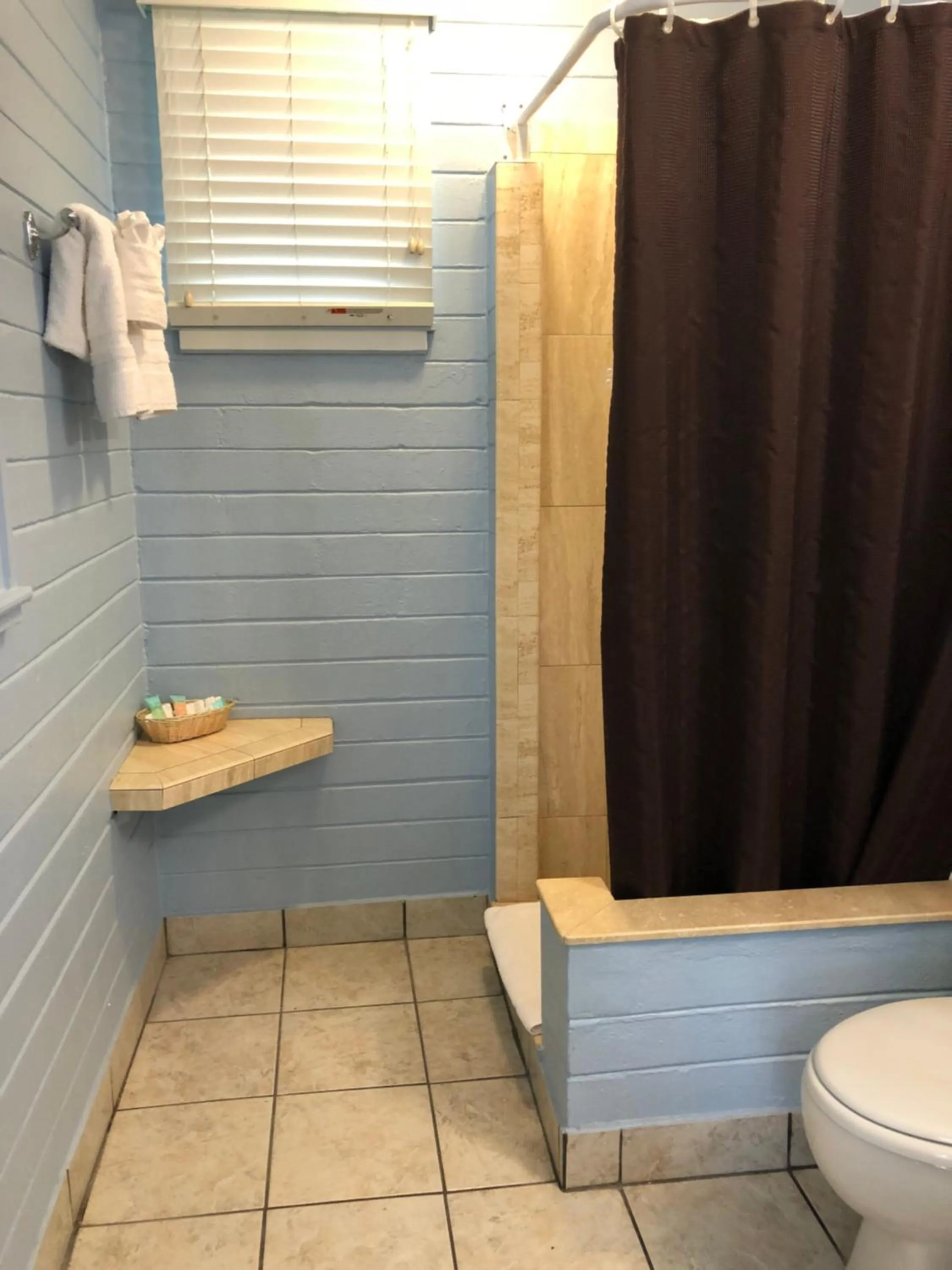 Lakeside Inn and Cafe