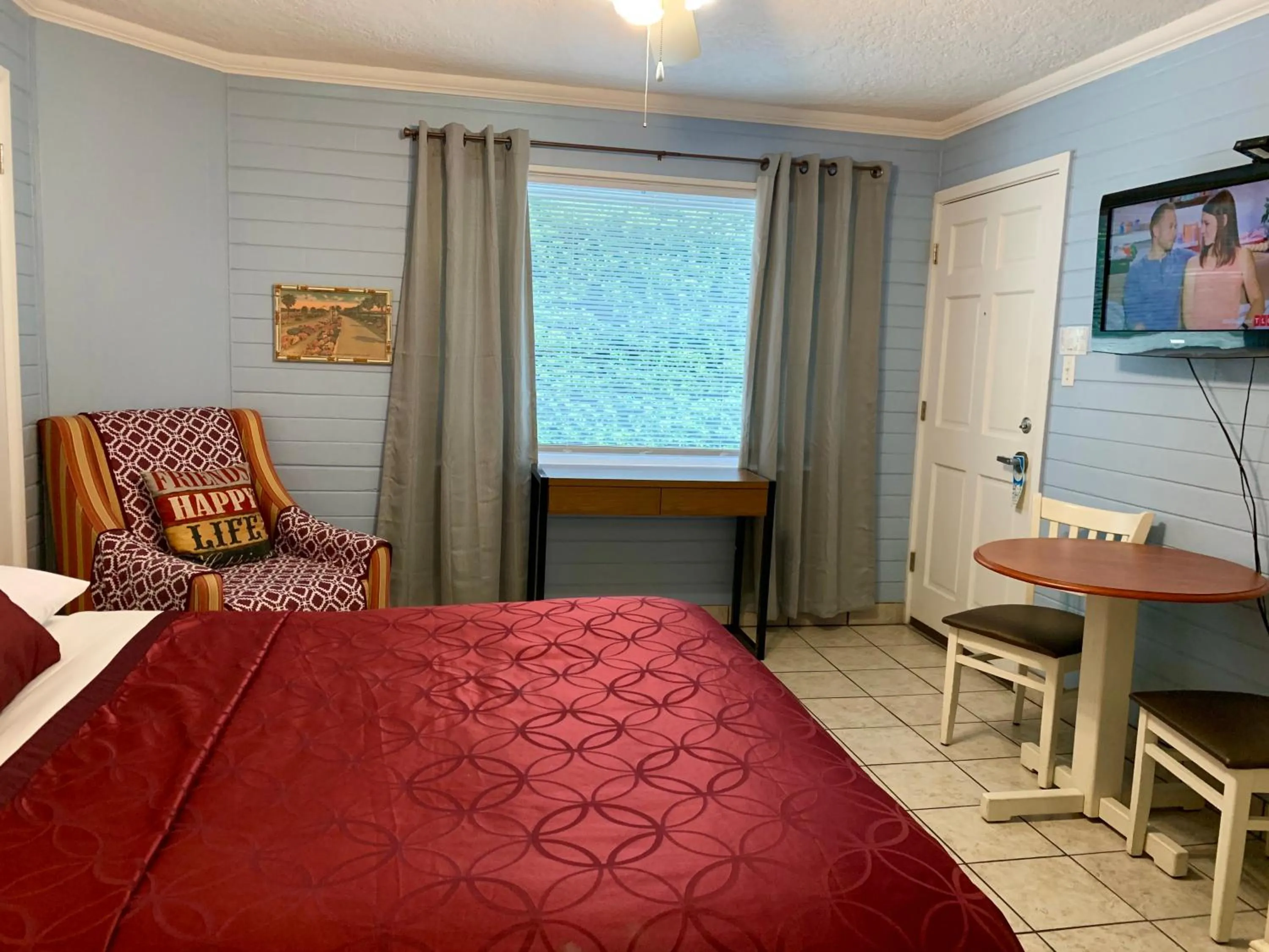 Lakeside Inn and Cafe