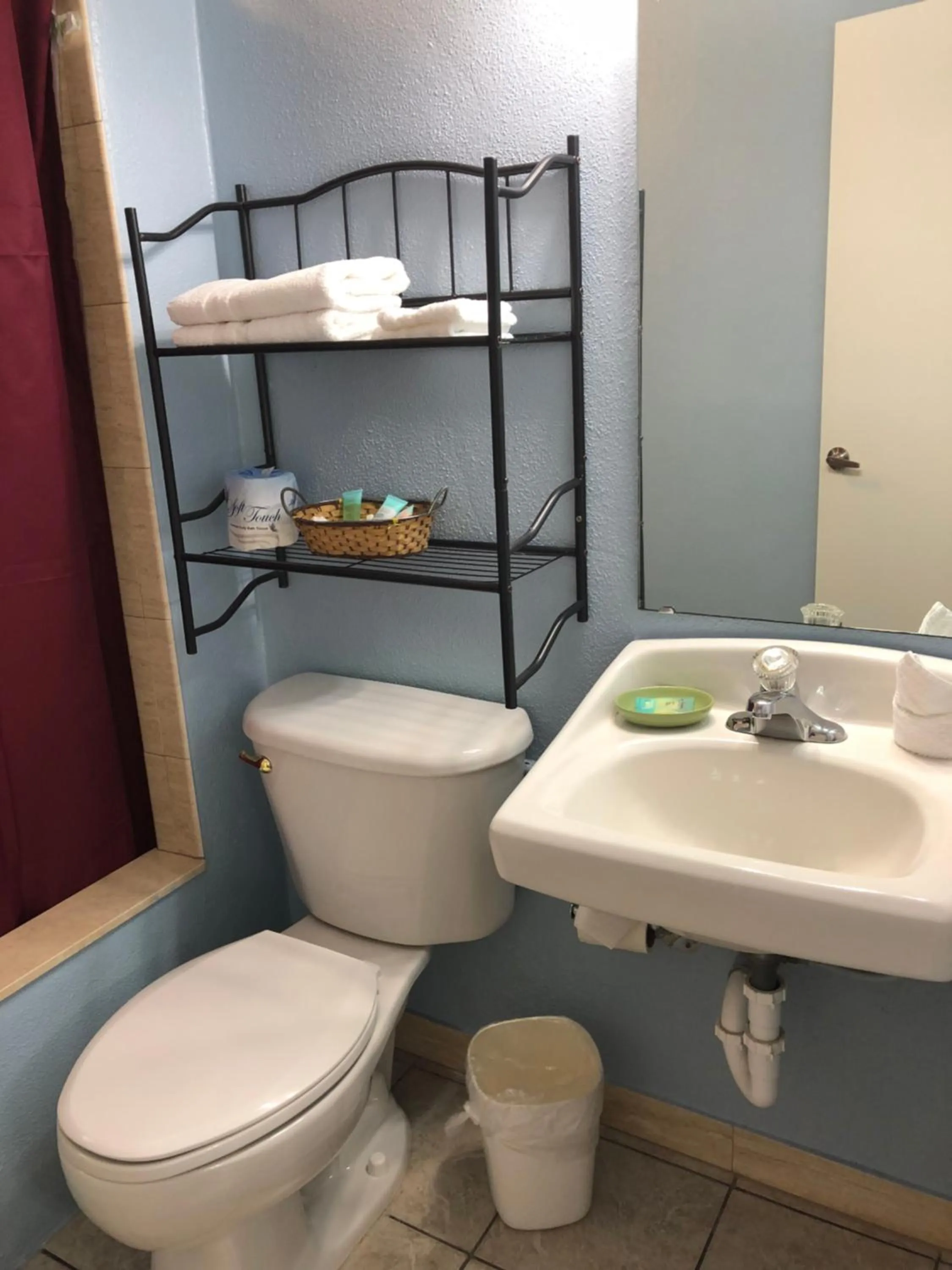 Lakeside Inn and Cafe