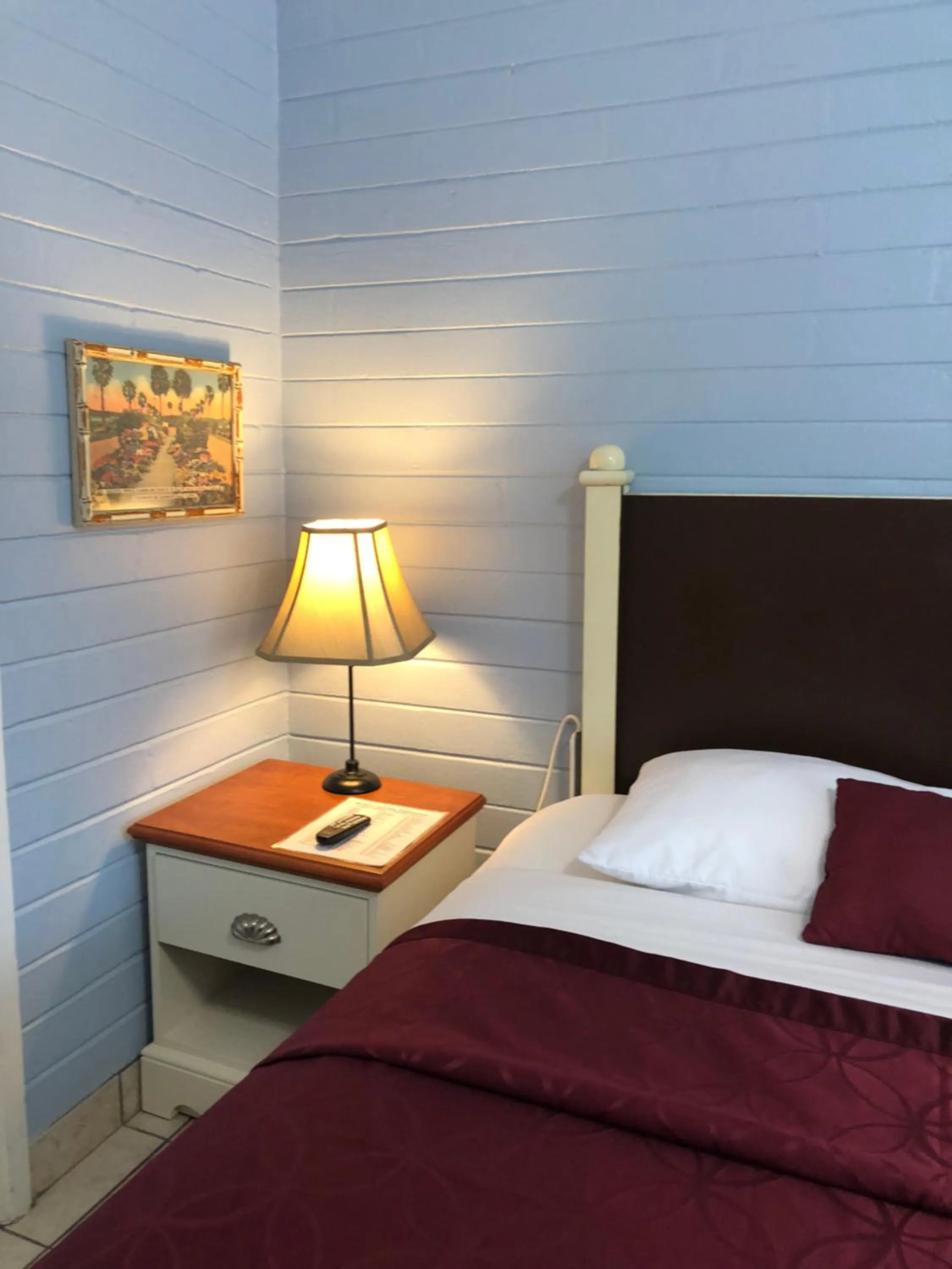 Lakeside Inn and Cafe