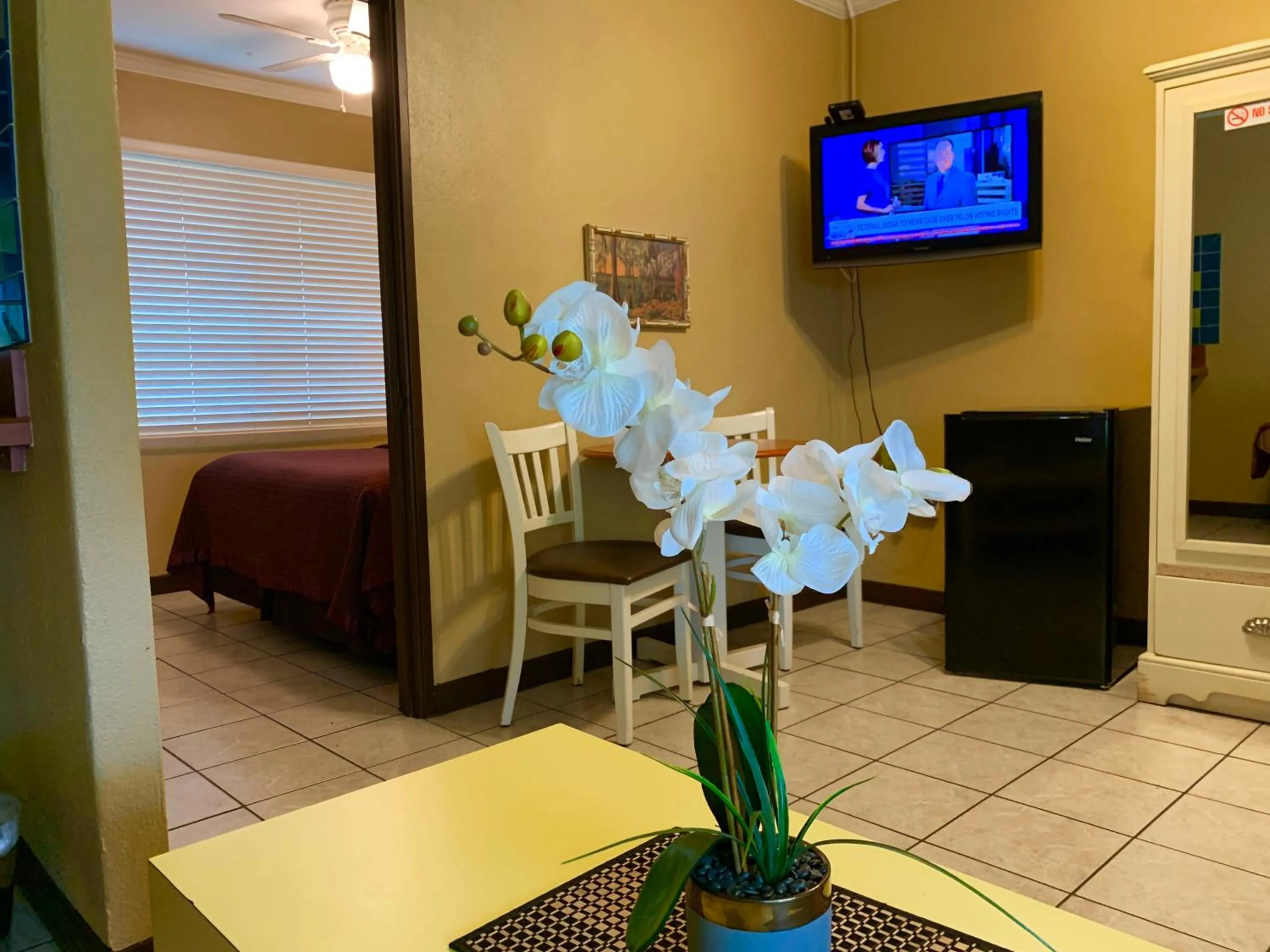 Lakeside Inn and Cafe